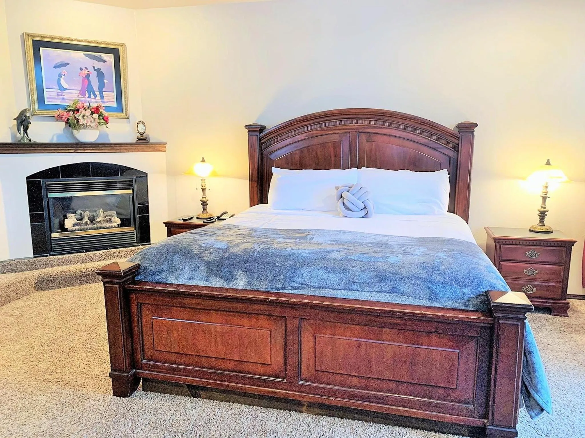 Bed in Breakers Boutique Inn