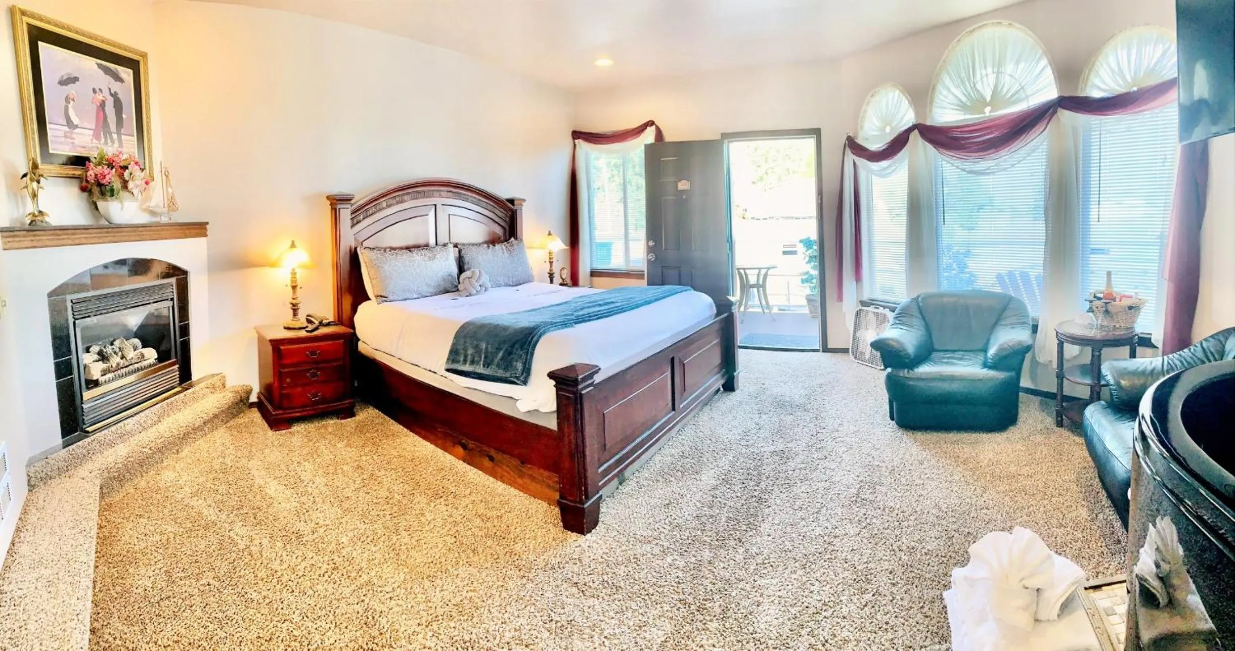 Bed in Breakers Boutique Inn