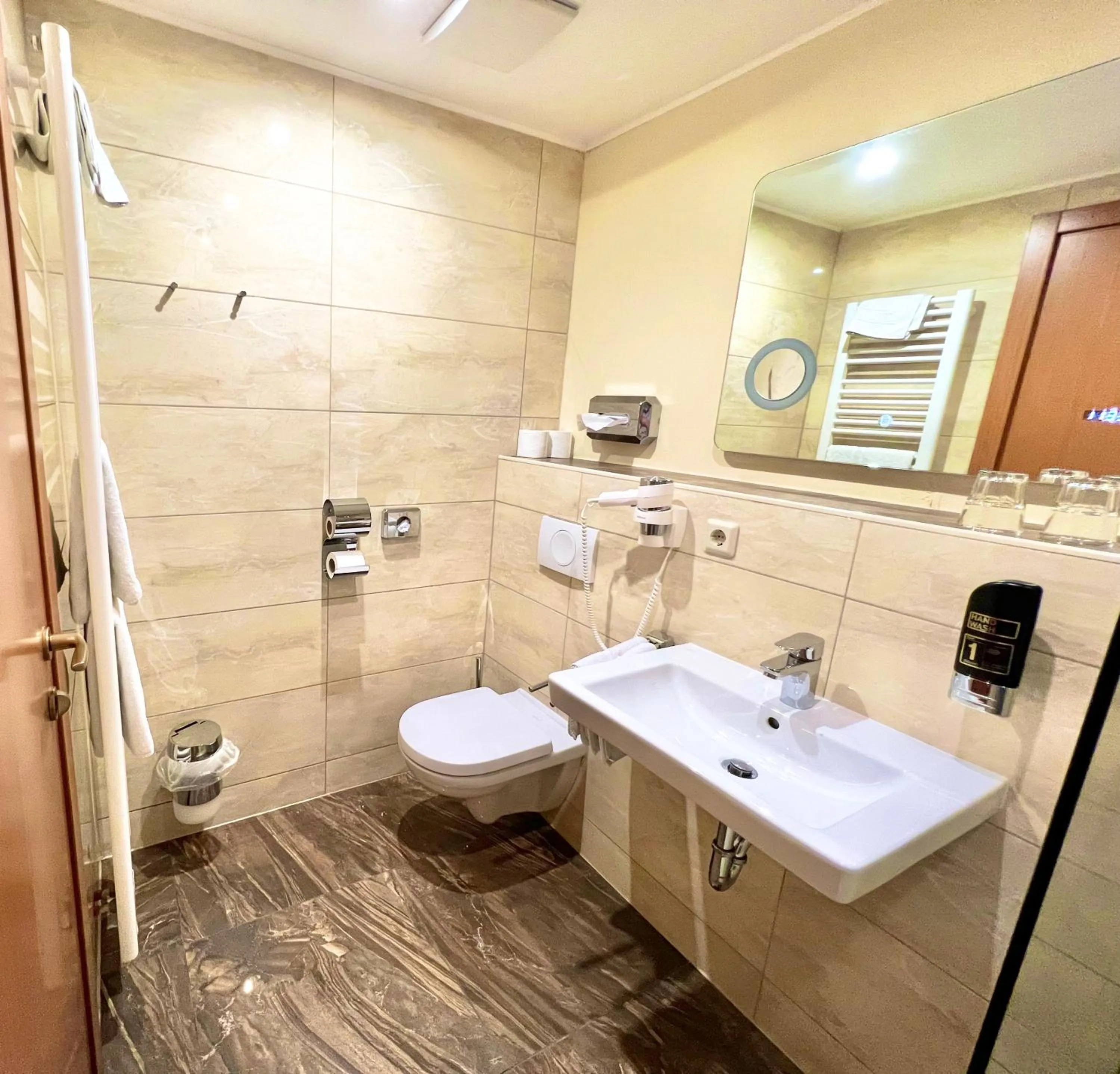 Toilet in Hotel Bärenstüberl