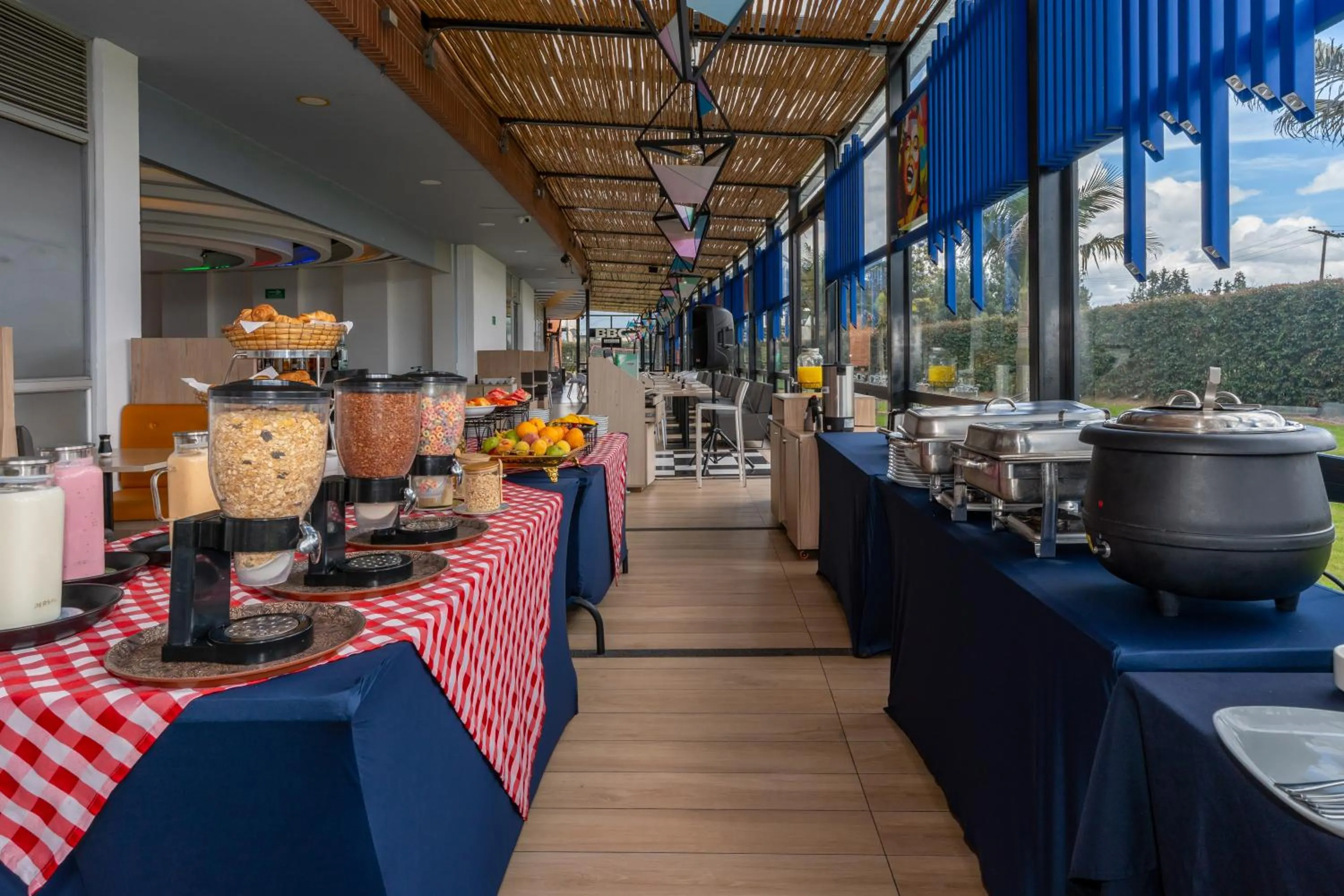 Buffet breakfast in Pop Art Hotel Tocancipá y Centro de Convenciones