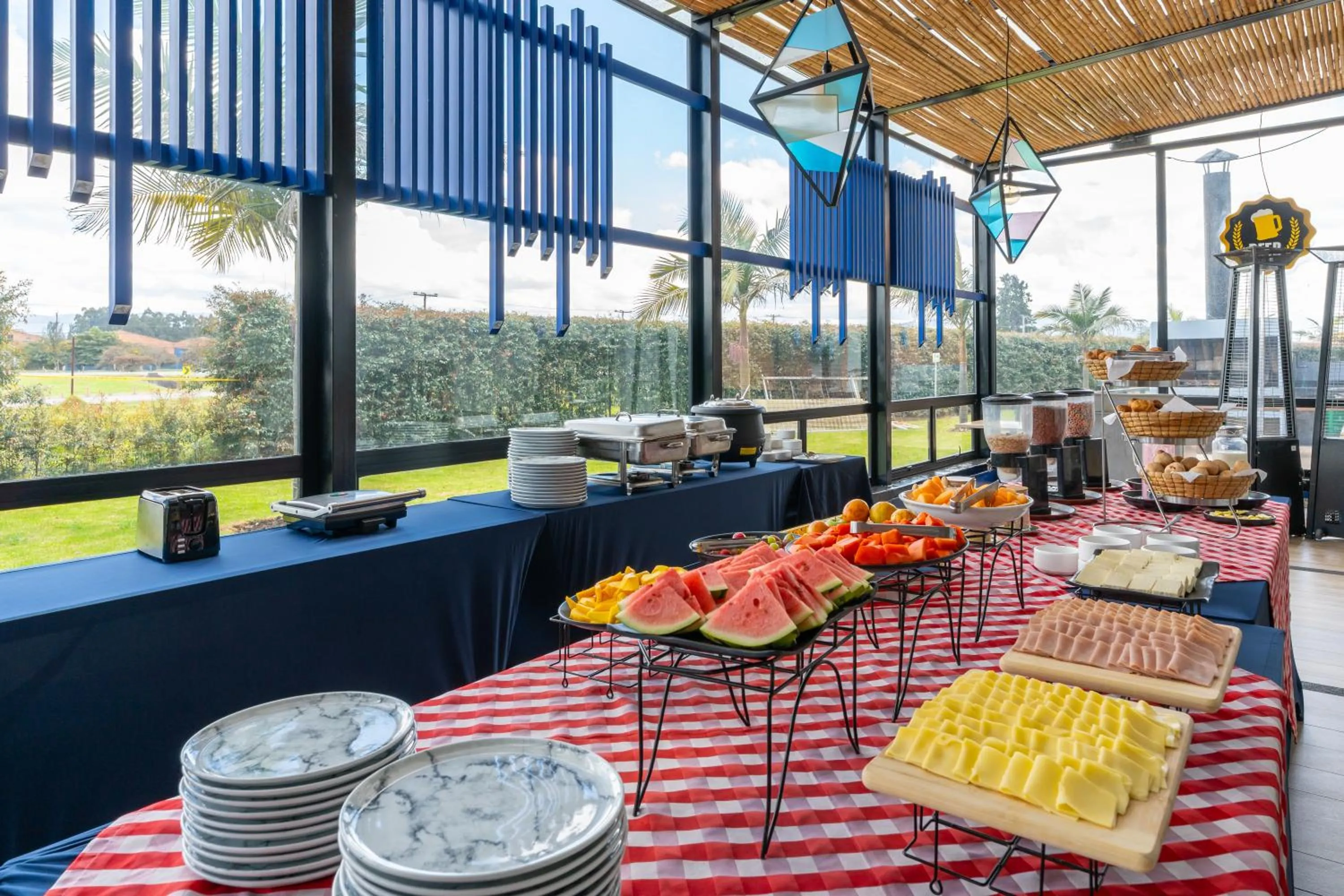 Buffet breakfast in Pop Art Hotel Tocancipá y Centro de Convenciones