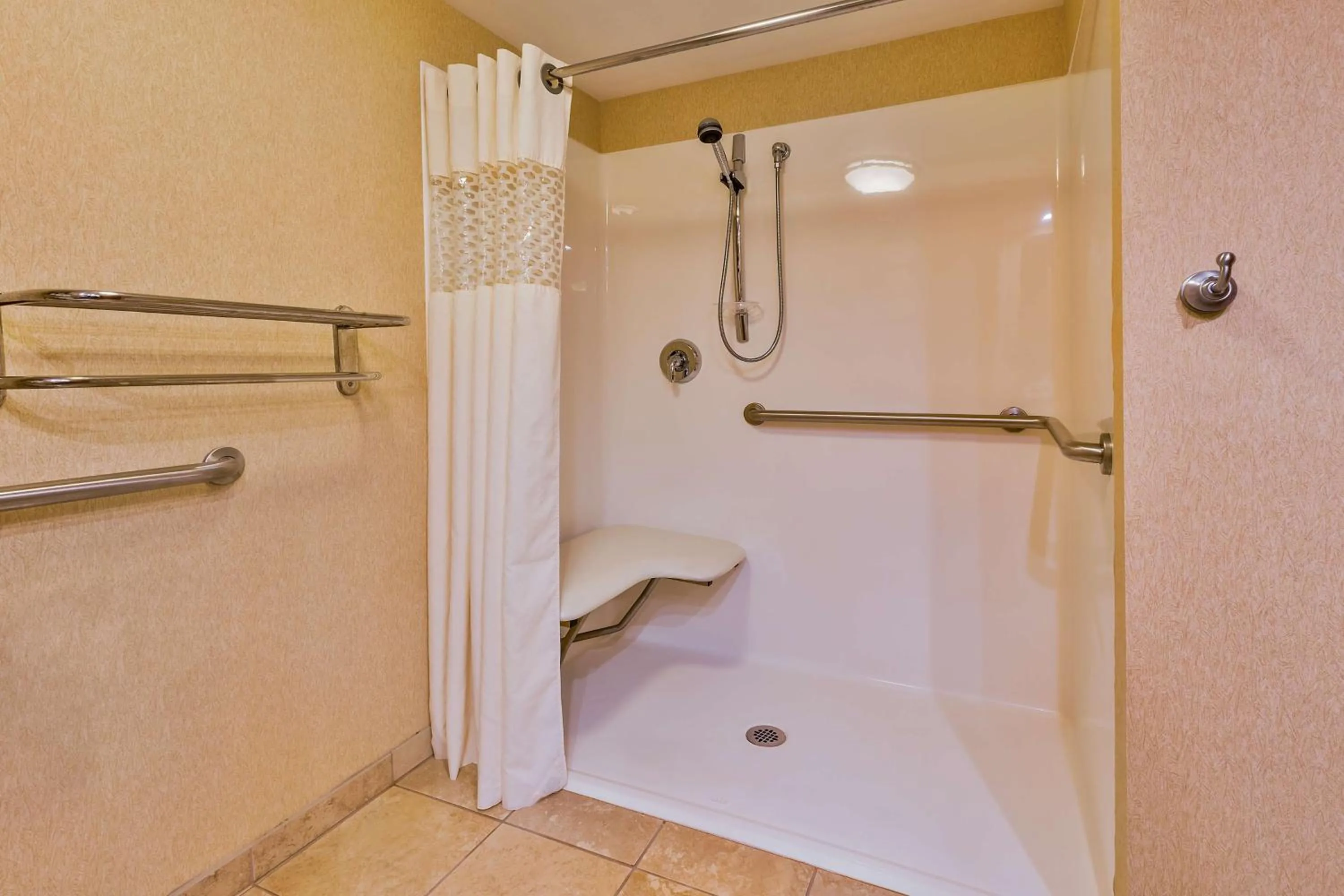 Bed in Hampton Inn Hendersonville