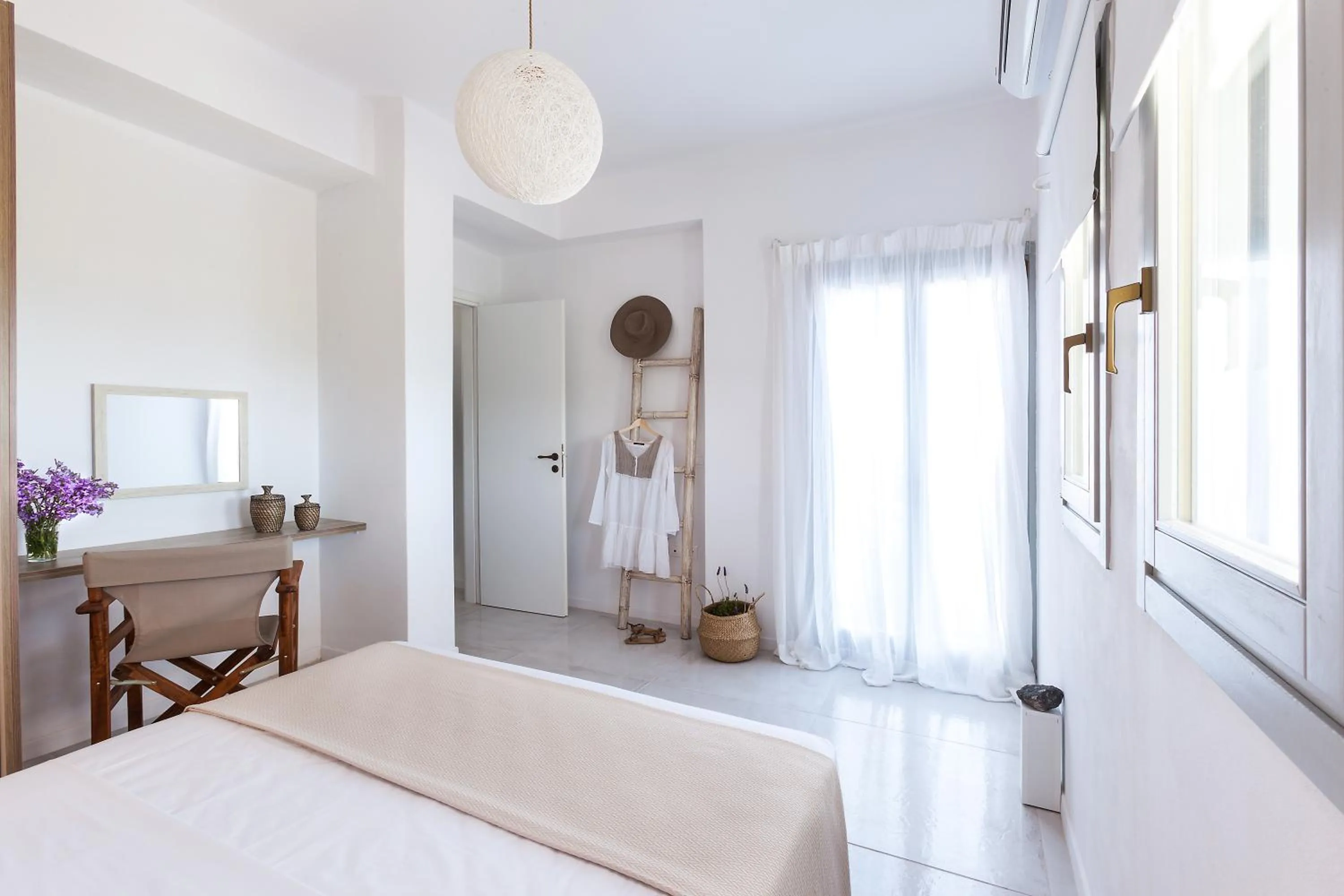 Photo of the whole room, Bed in Villa Vinea Santorini