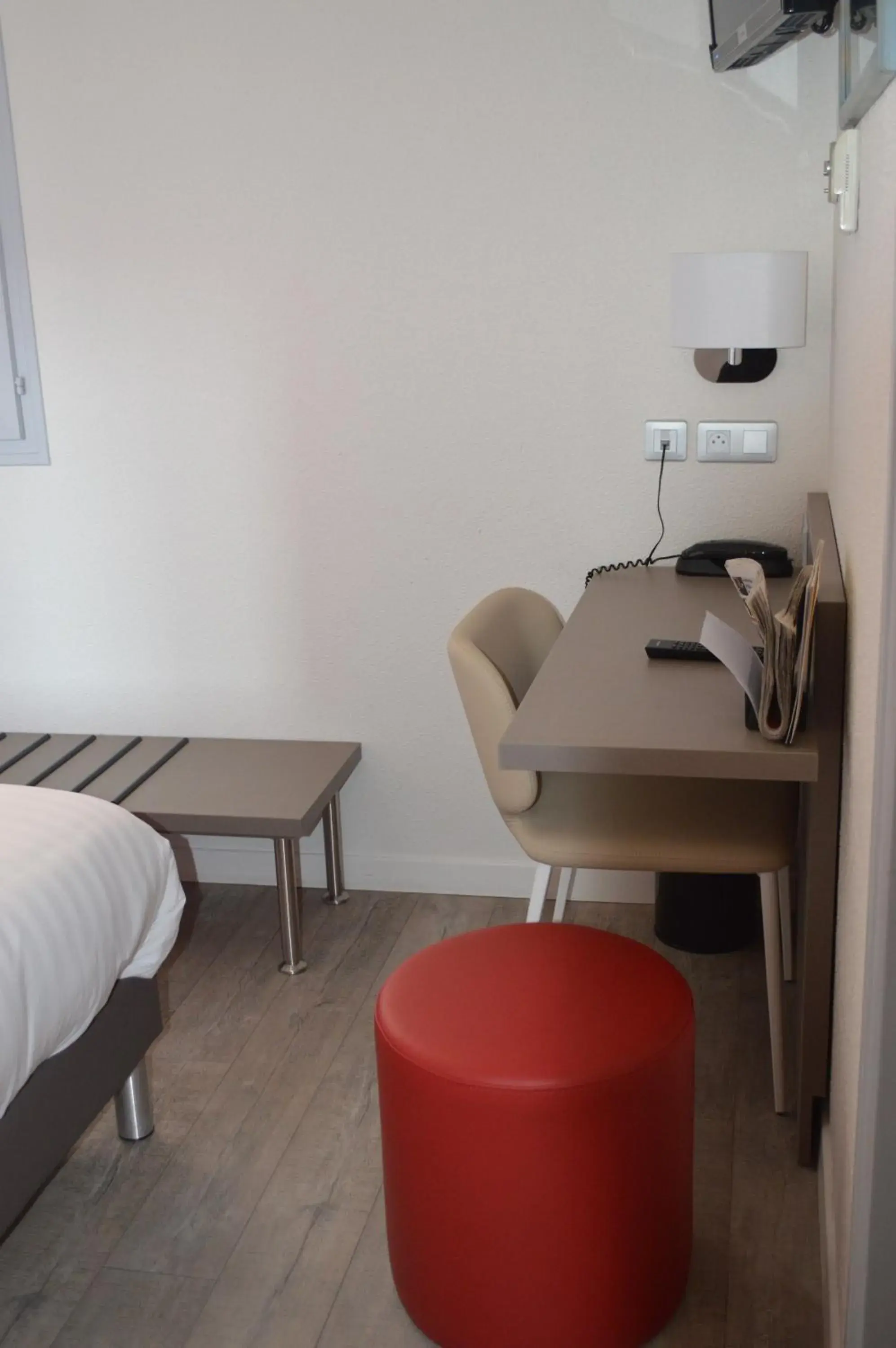 Standard Queen Room - single occupancy in Logis Hotel du Parc-Restaurant - Le Rouget de Lisle Standard Queen Room - single occupancy in Logis Hotel du Parc-Restaurant - Le Rouget de Lisle