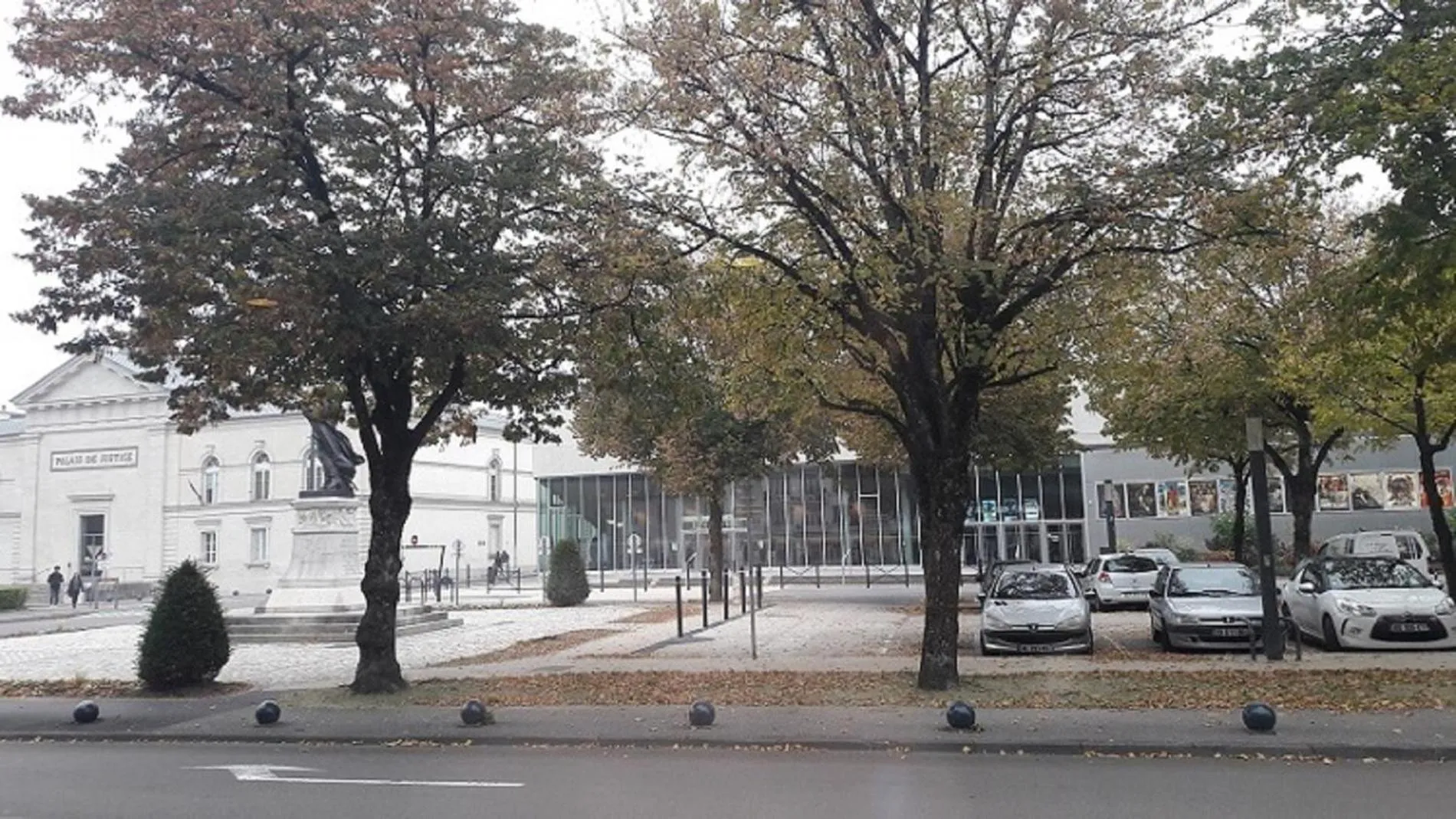 Property building in Logis Hotel du Parc-Restaurant - Le Rouget de Lisle