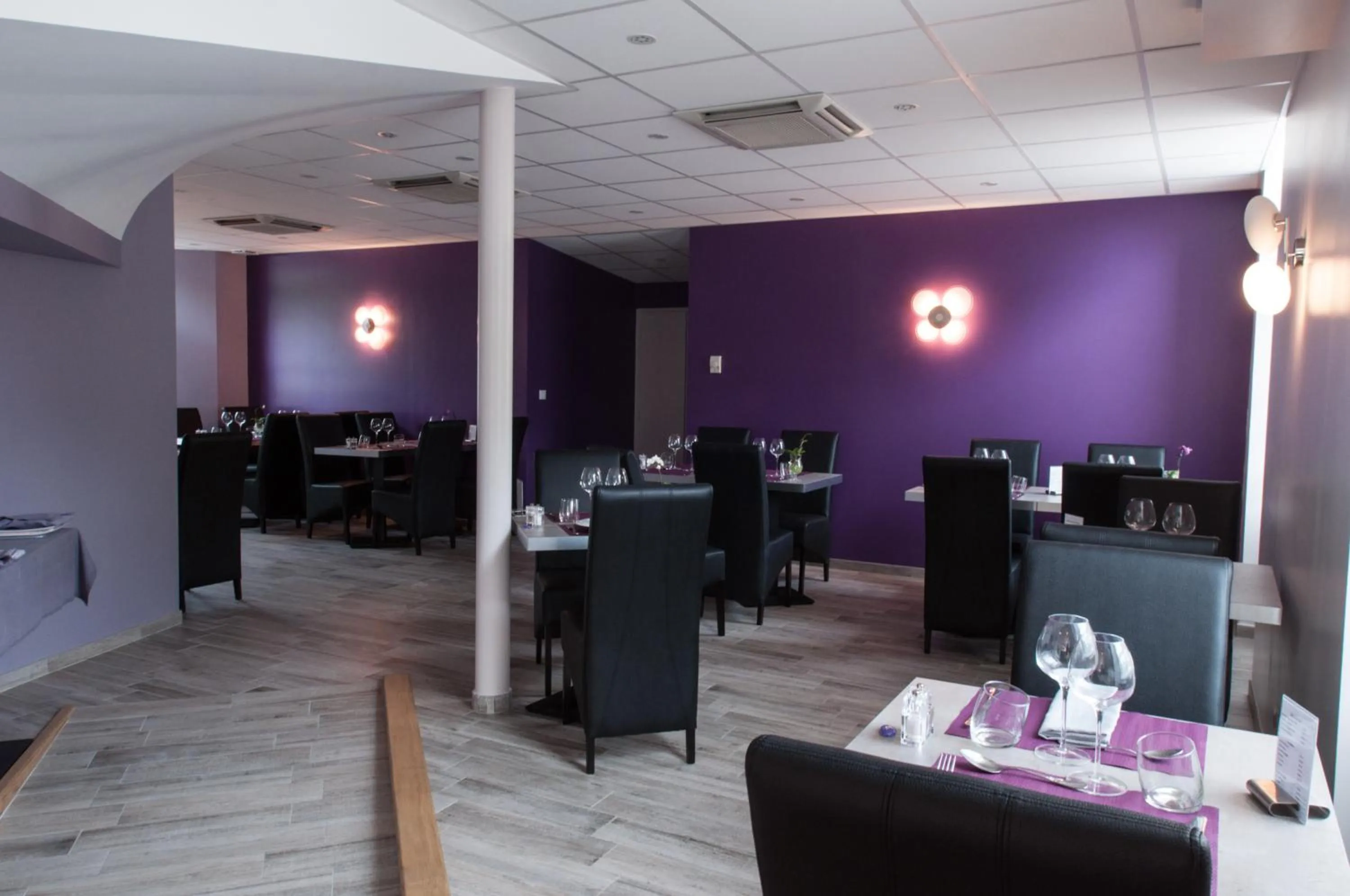 Property building in Logis Hotel du Parc-Restaurant - Le Rouget de Lisle