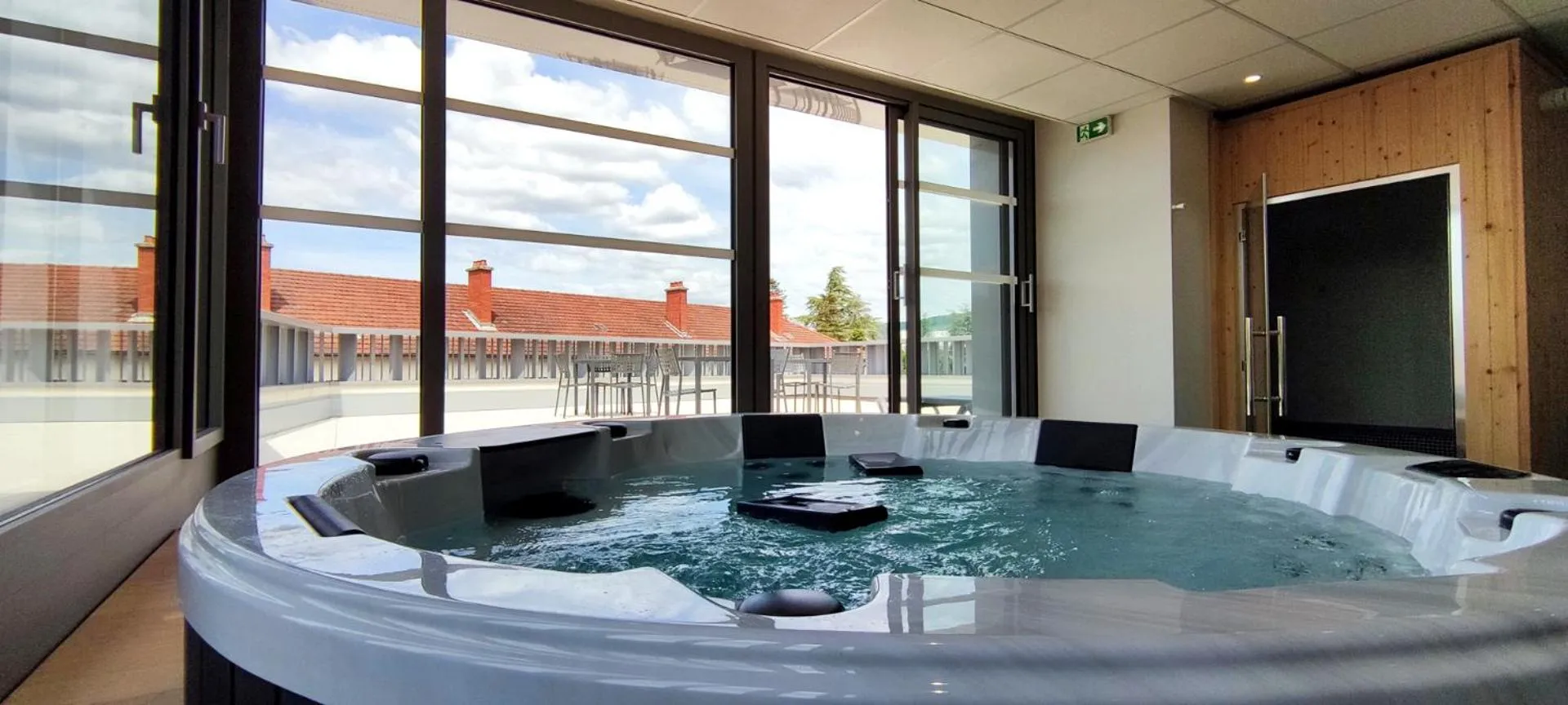 Hot Tub in Logis Hotel du Parc-Restaurant - Le Rouget de Lisle