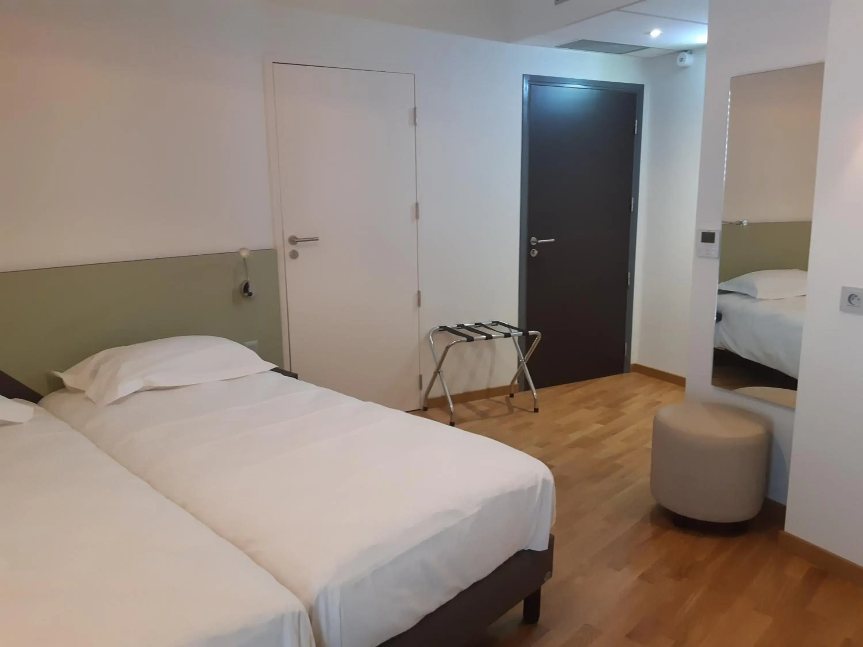 Superior Twin Room - single occupancy in Logis Hotel du Parc-Restaurant - Le Rouget de Lisle Superior Twin Room - single occupancy in Logis Hotel du Parc-Restaurant - Le Rouget de Lisle