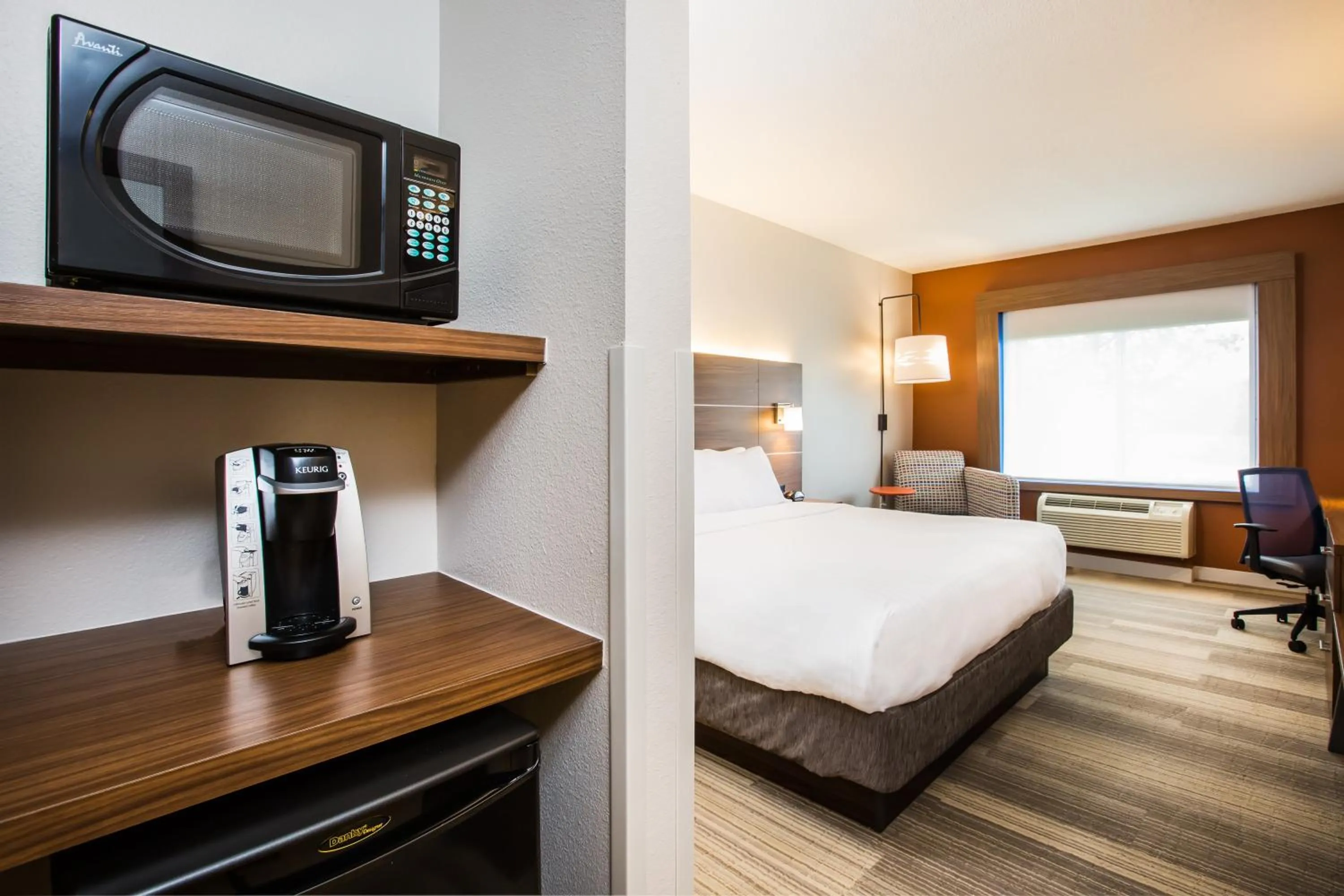 Photo of the whole room, Bed in Holiday Inn Express & Suites Bellevue -Omaha Area- by IHG
