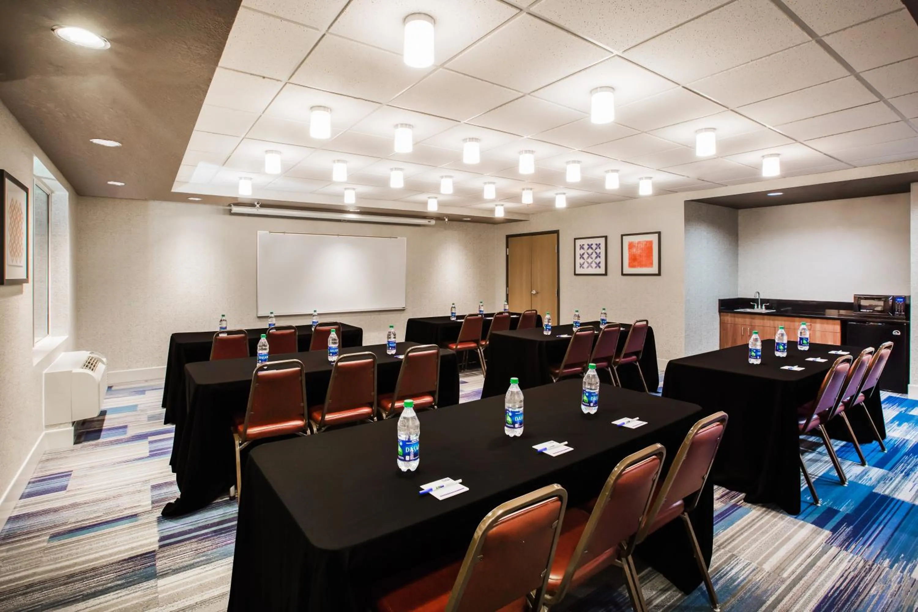 Meeting/conference room in Holiday Inn Express & Suites Bellevue -Omaha Area- by IHG