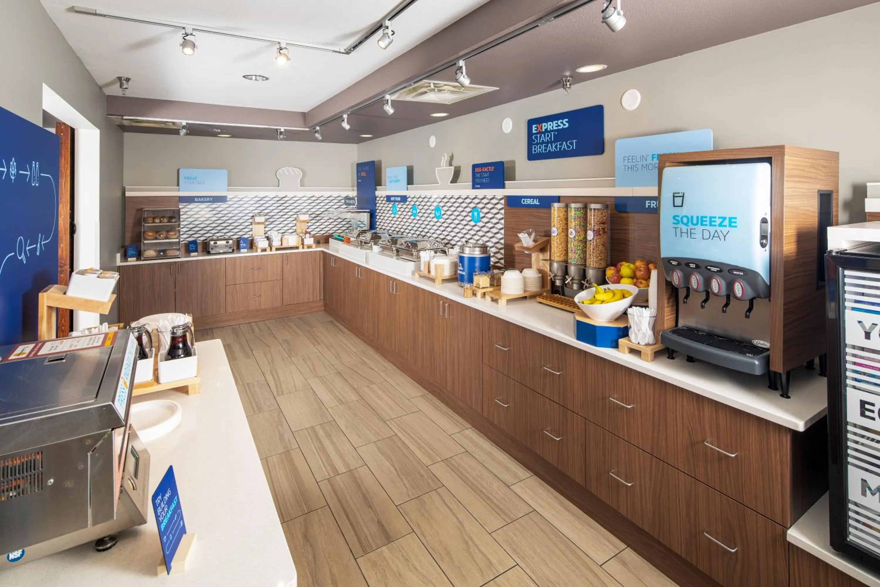 Breakfast in Holiday Inn Express & Suites Bellevue -Omaha Area- by IHG