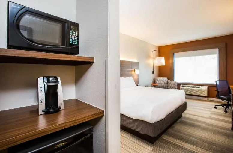 Bed in Holiday Inn Express & Suites Bellevue -Omaha Area- by IHG