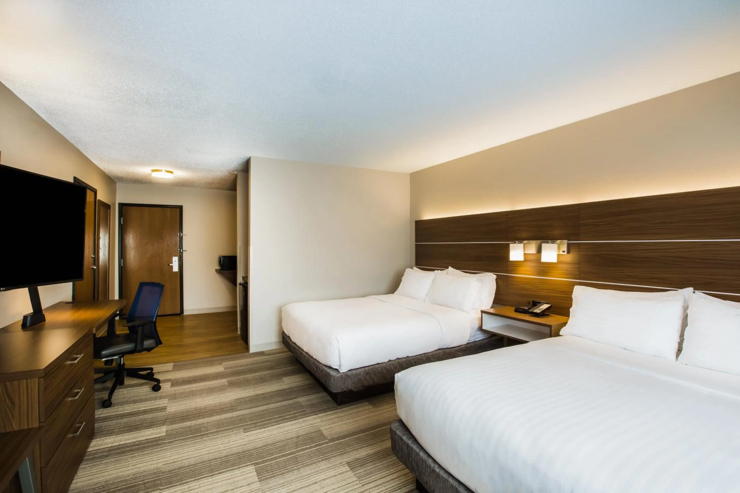 Photo of the whole room, Bed in Holiday Inn Express & Suites Bellevue -Omaha Area- by IHG