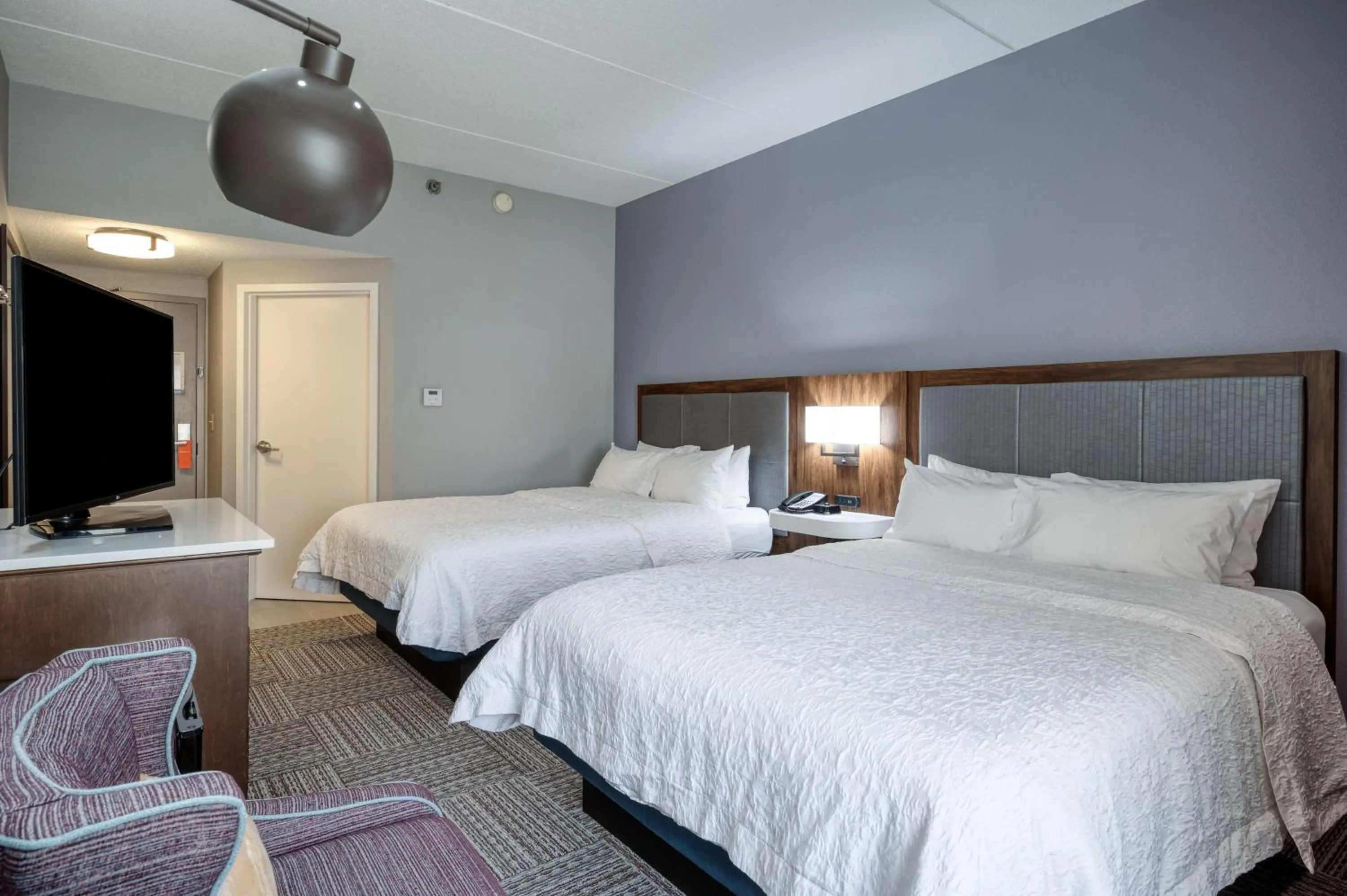 Bedroom, Bed in Hampton Inn Janesville