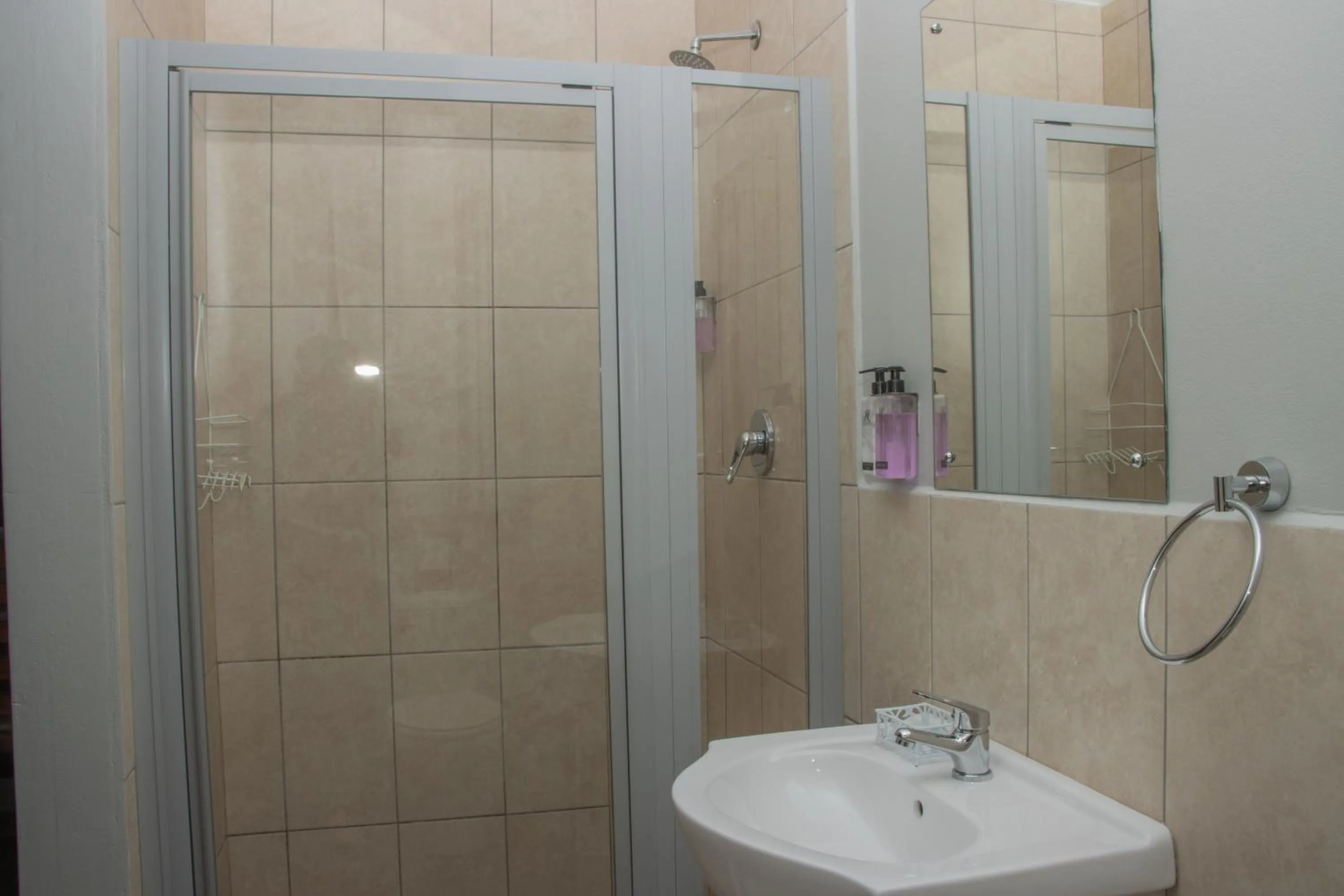 Shower in Woodpecker's Inn Guest House