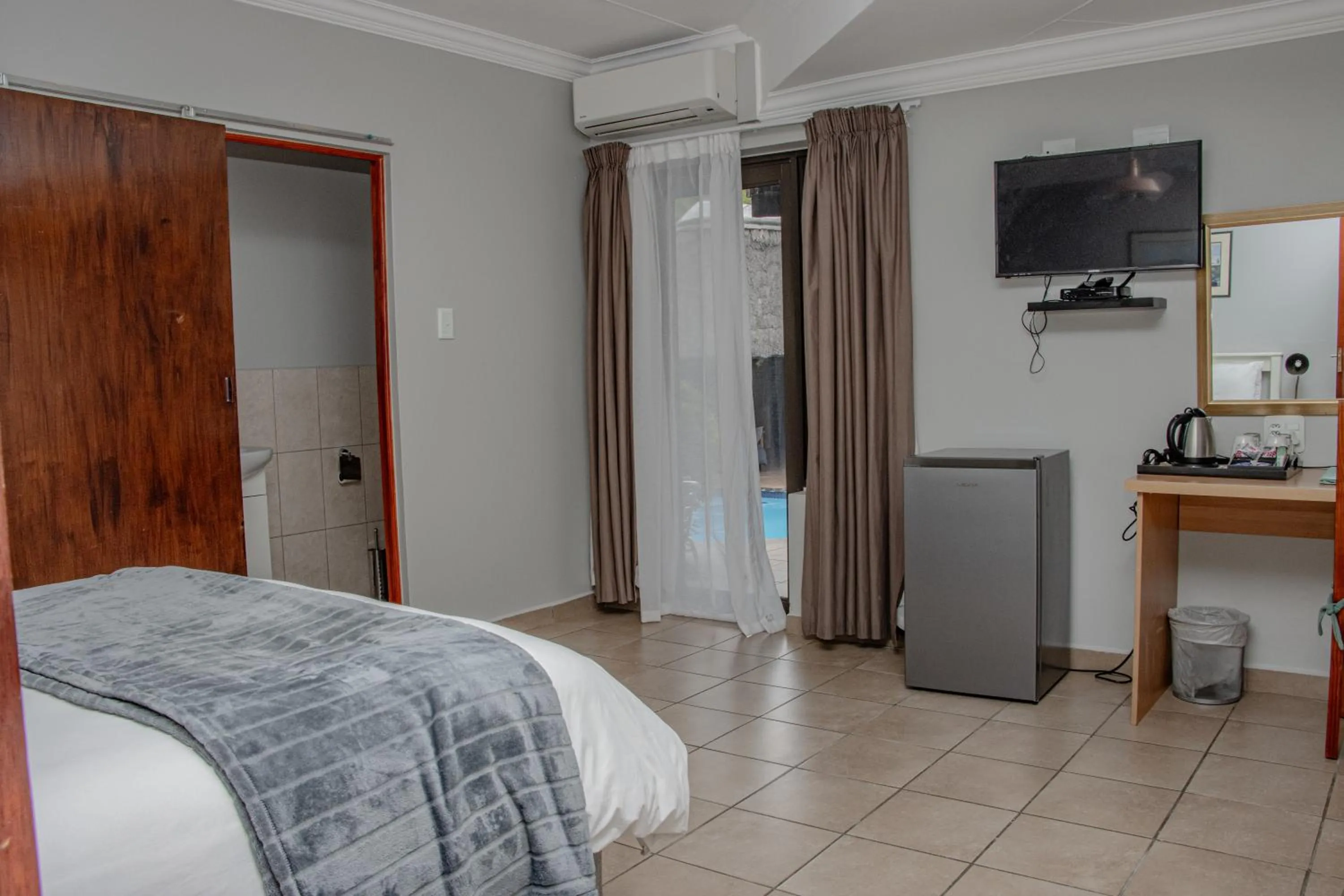 View (from property/room), Bed in Woodpecker's Inn Guest House