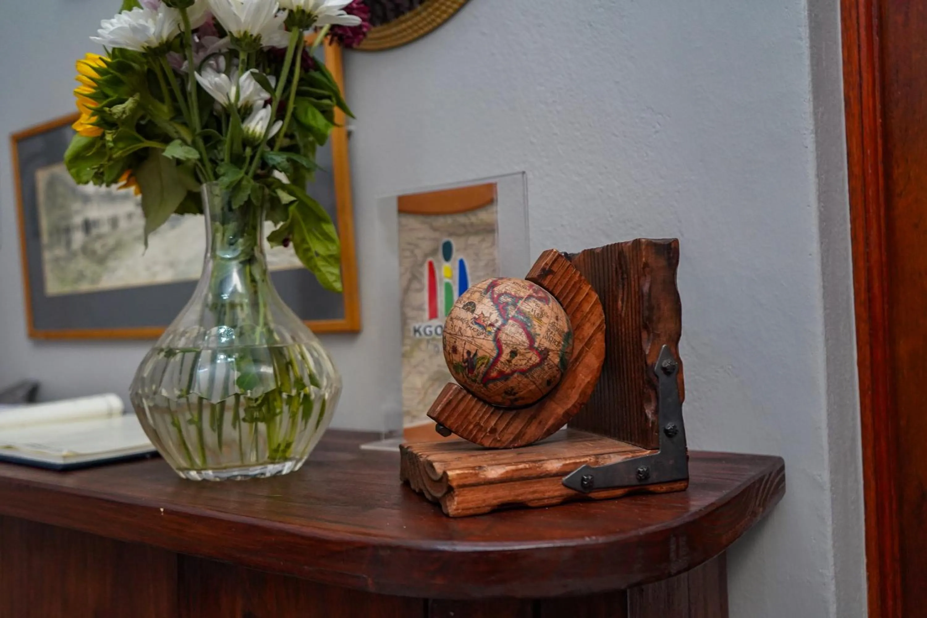 Decorative detail in Woodpecker's Inn Guest House