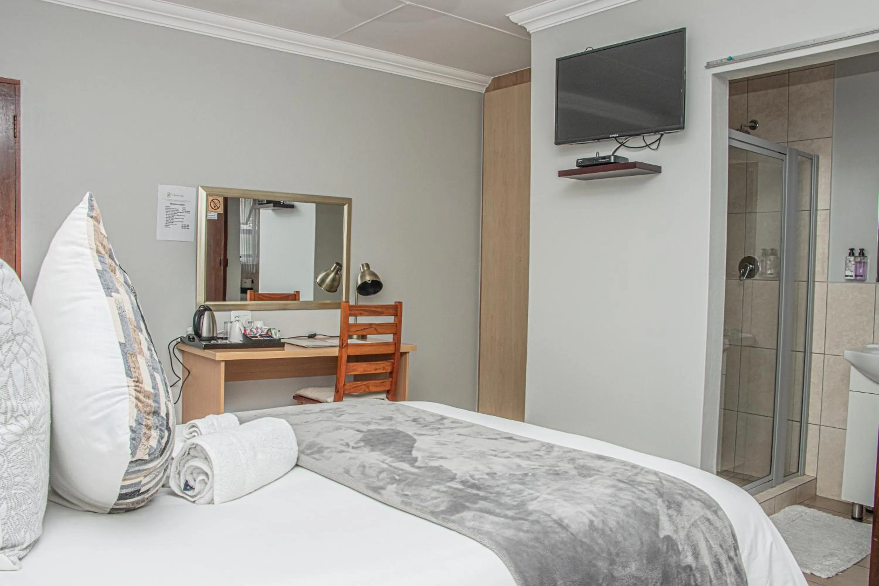 View (from property/room), Bed in Woodpecker's Inn Guest House