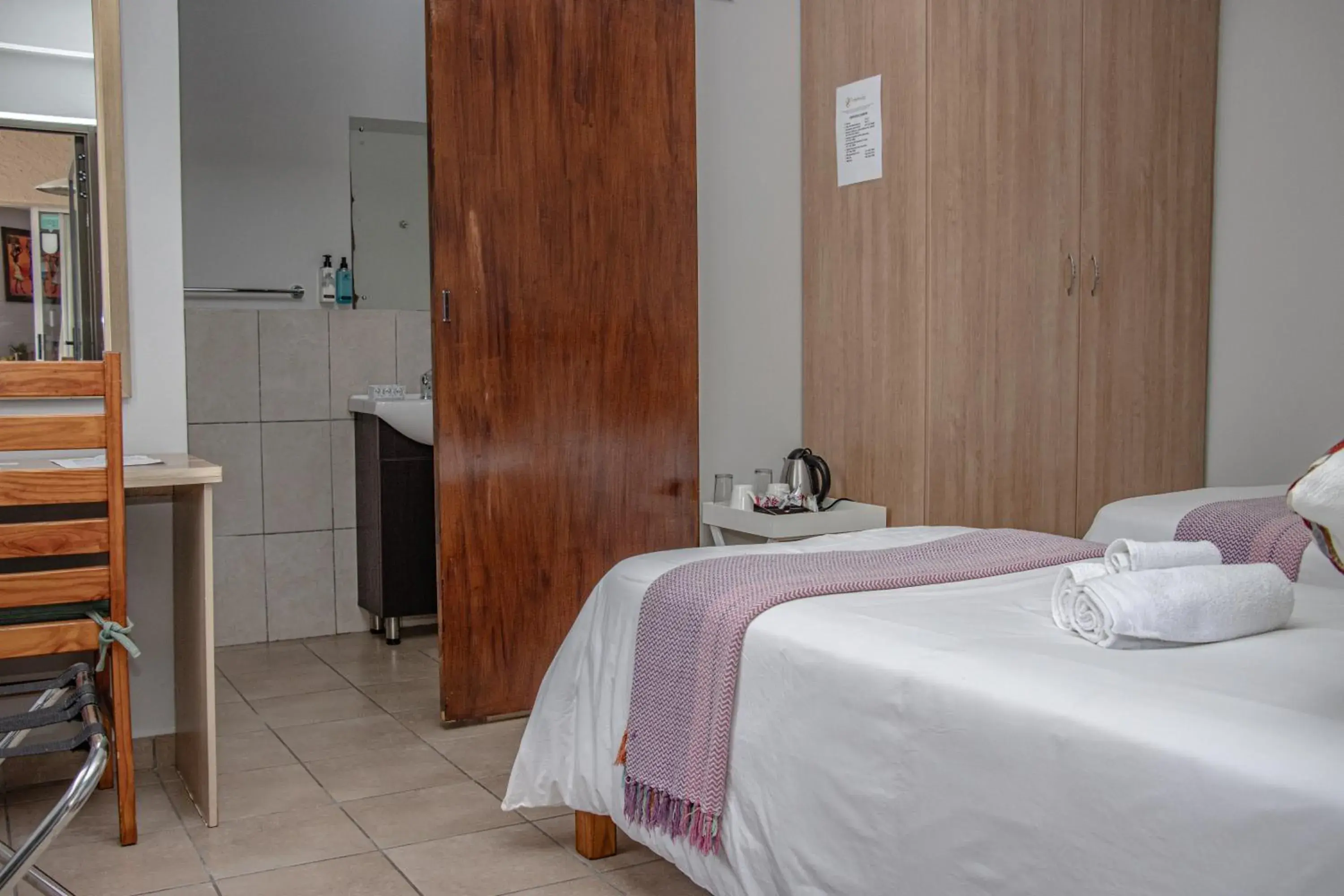 Twin Room - single occupancy in Woodpecker's Inn Guest House Twin Room - single occupancy in Woodpecker's Inn Guest House