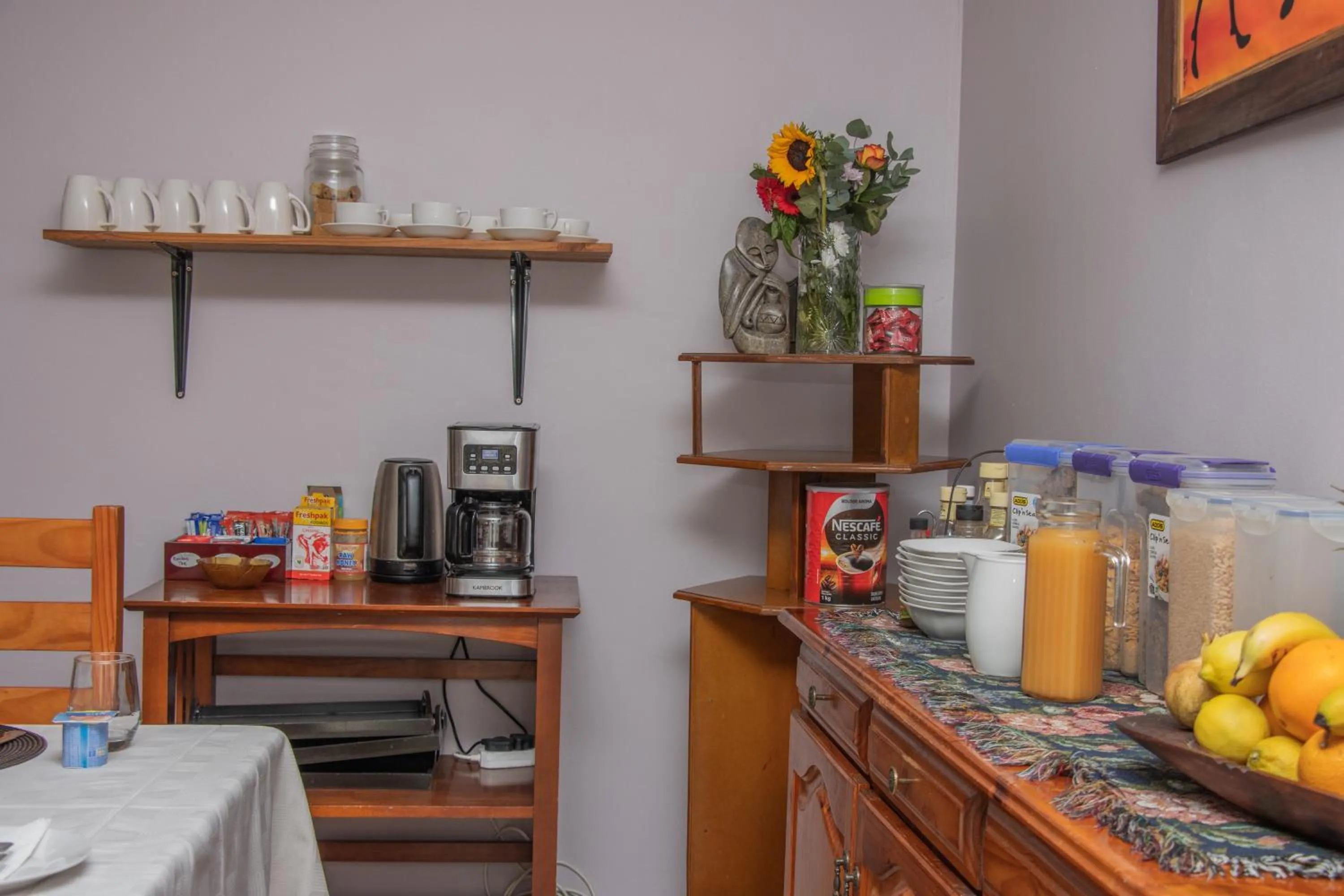 Coffee/tea facilities in Woodpecker's Inn Guest House