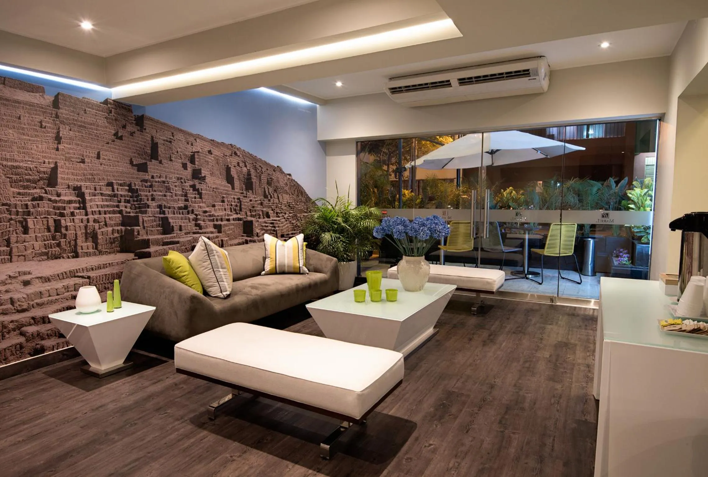 Communal lounge/ TV room in Mariel Hotel Boutique