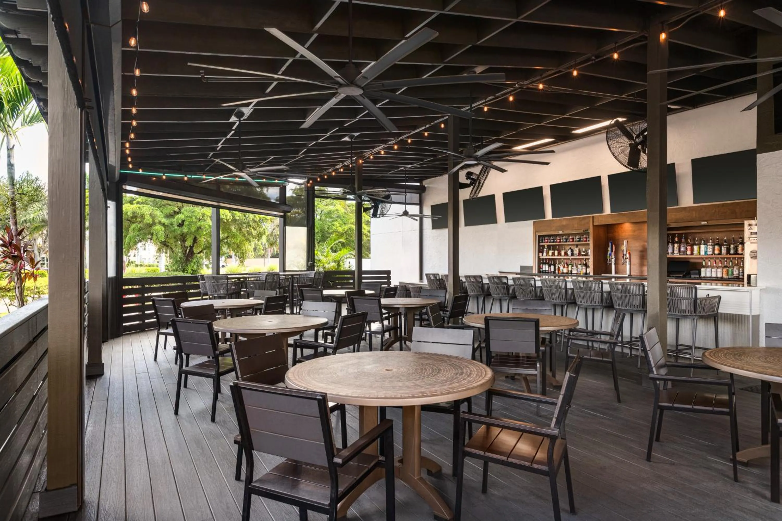 Lounge or bar in Doubletree by Hilton Fort Myers at Bell Tower Shops