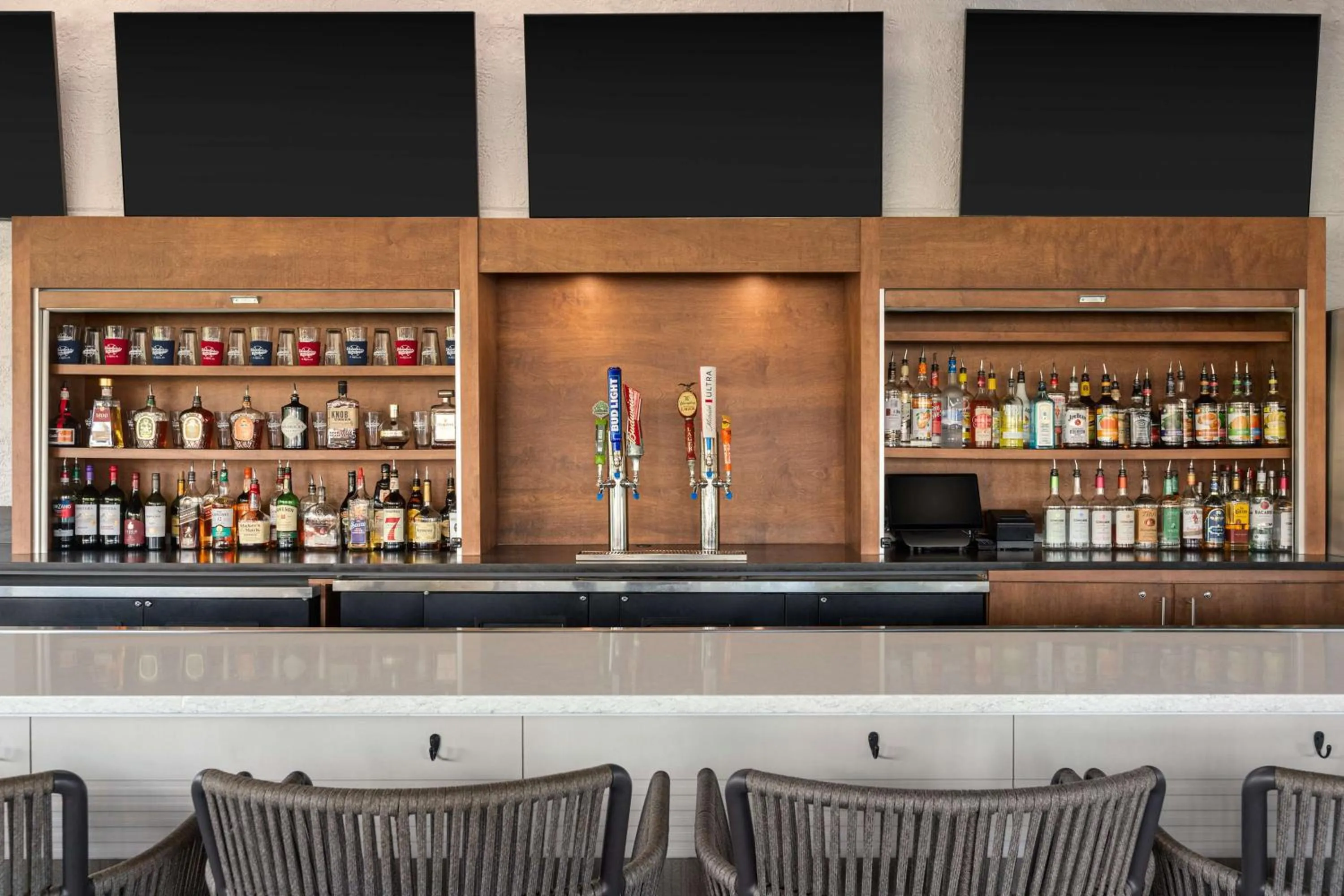 Lounge or bar in Doubletree by Hilton Fort Myers at Bell Tower Shops