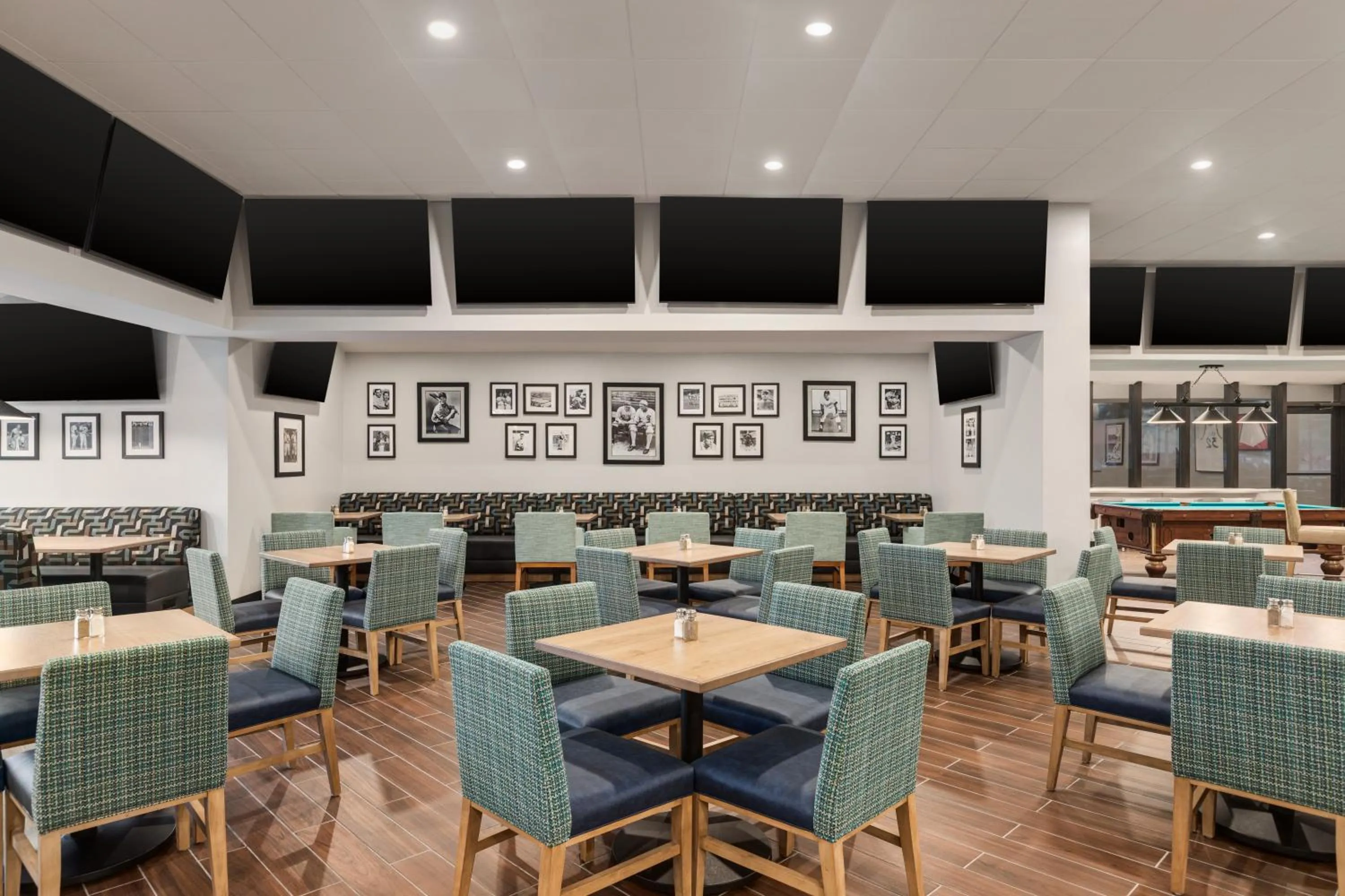 Restaurant/places to eat in Doubletree by Hilton Fort Myers at Bell Tower Shops