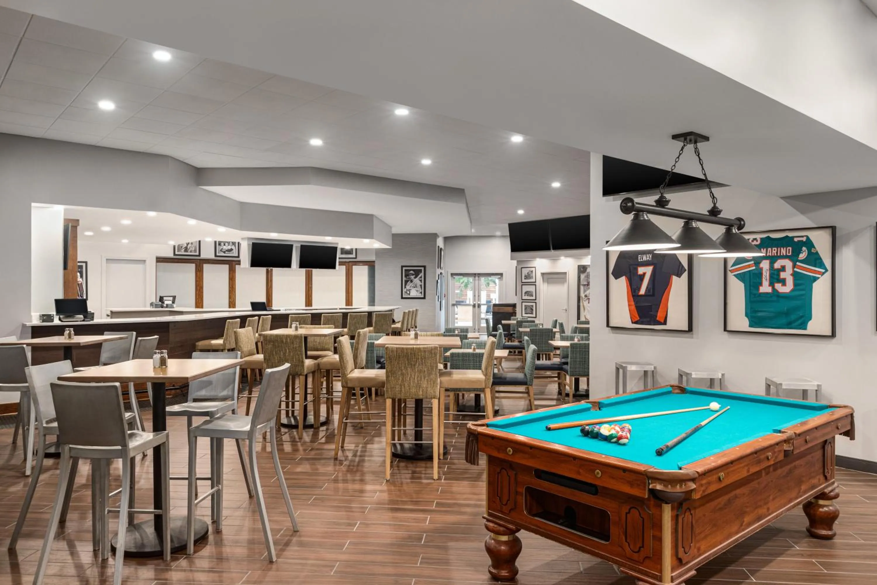 Restaurant/places to eat in Doubletree by Hilton Fort Myers at Bell Tower Shops