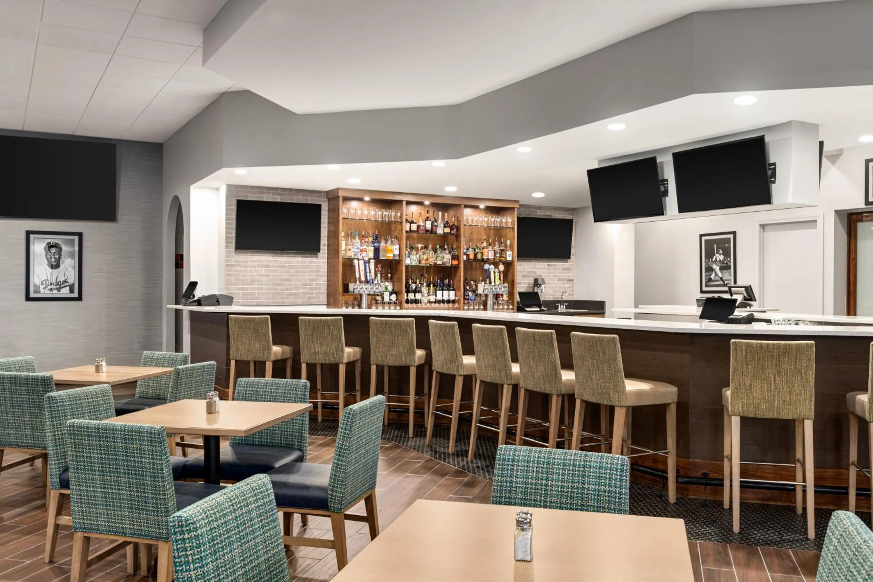 Food and drinks in Doubletree by Hilton Fort Myers at Bell Tower Shops