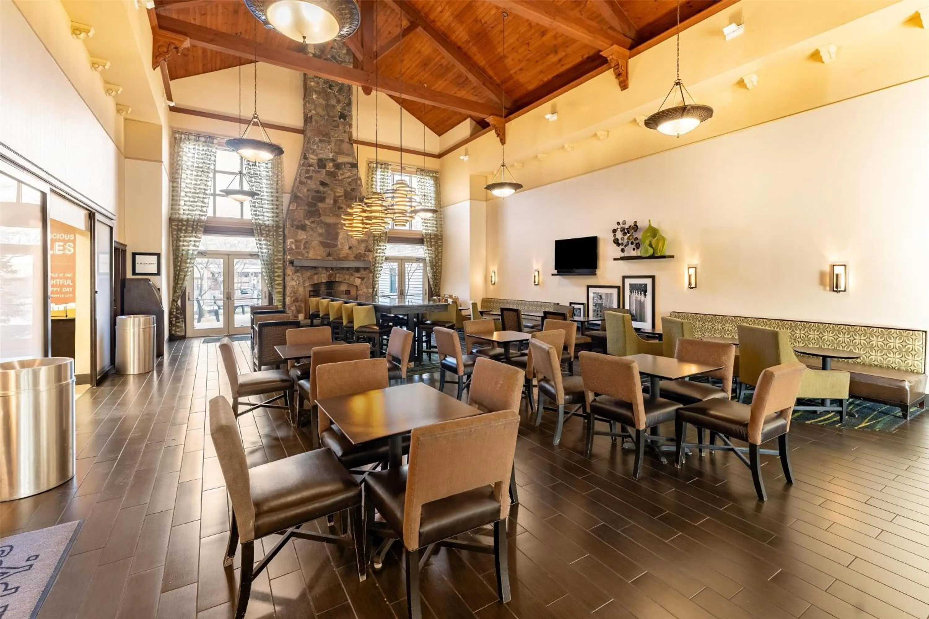 Breakfast in Hampton Inn & Suites Newtown