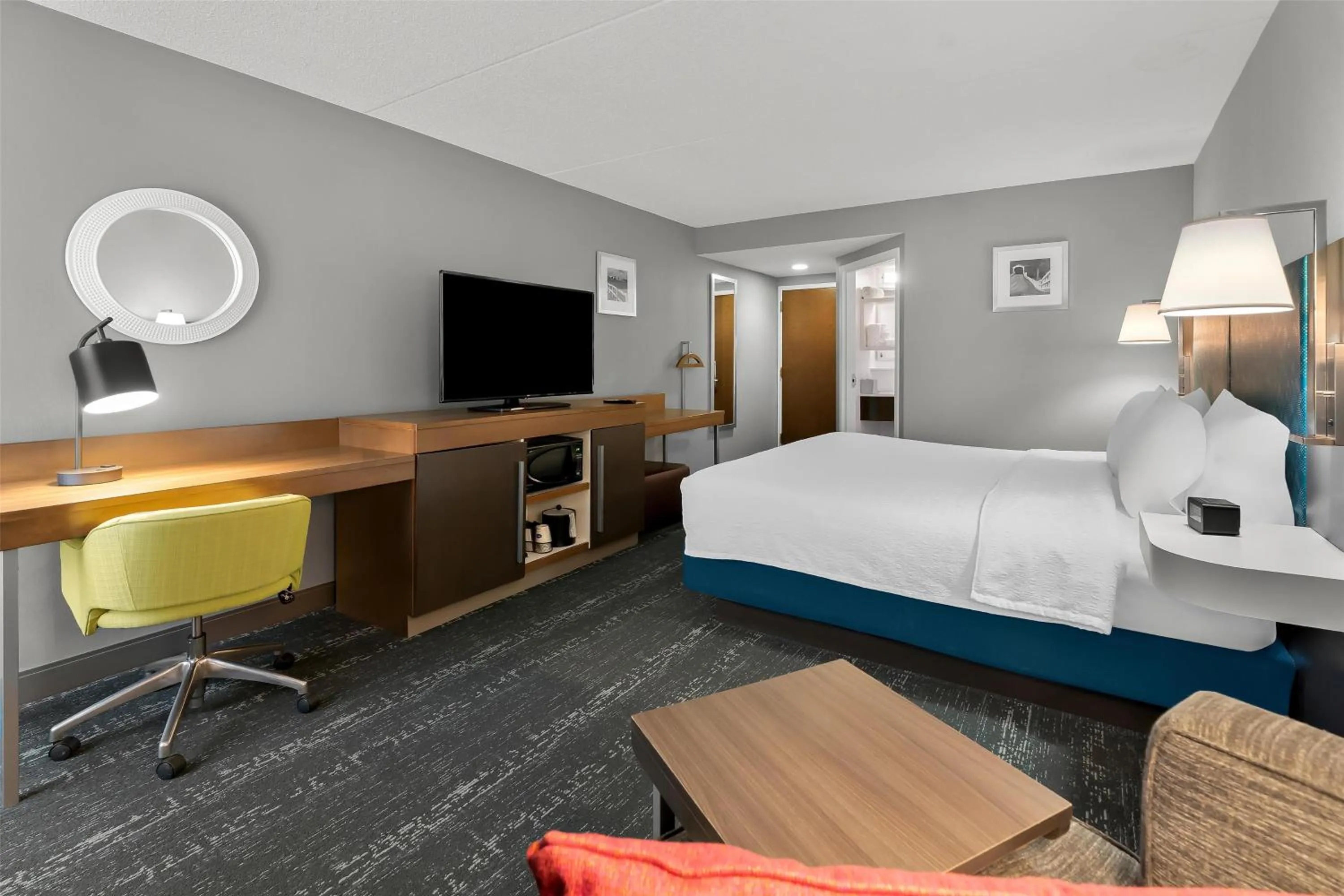 Bed in Hampton Inn & Suites Newtown