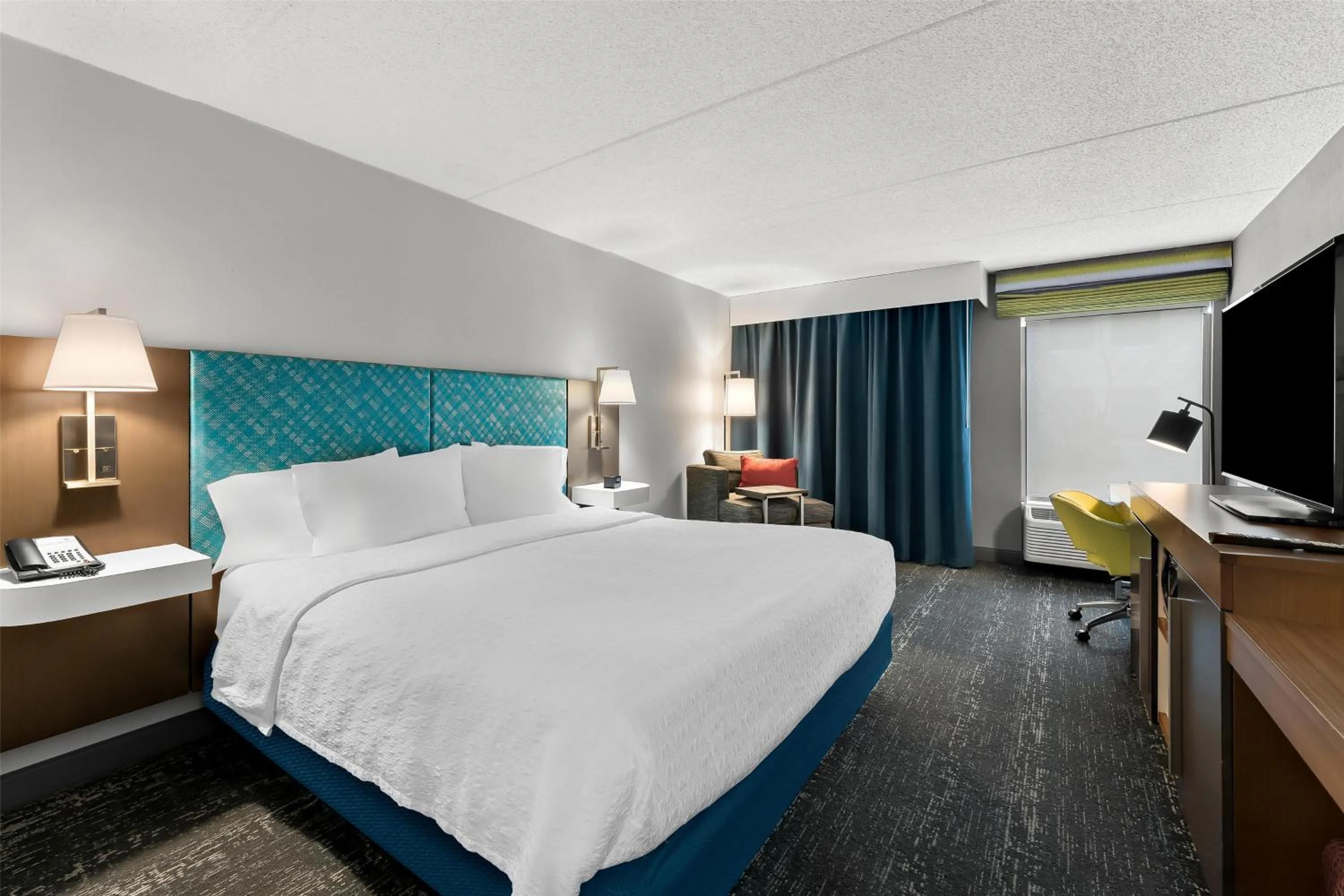 Bed in Hampton Inn & Suites Newtown