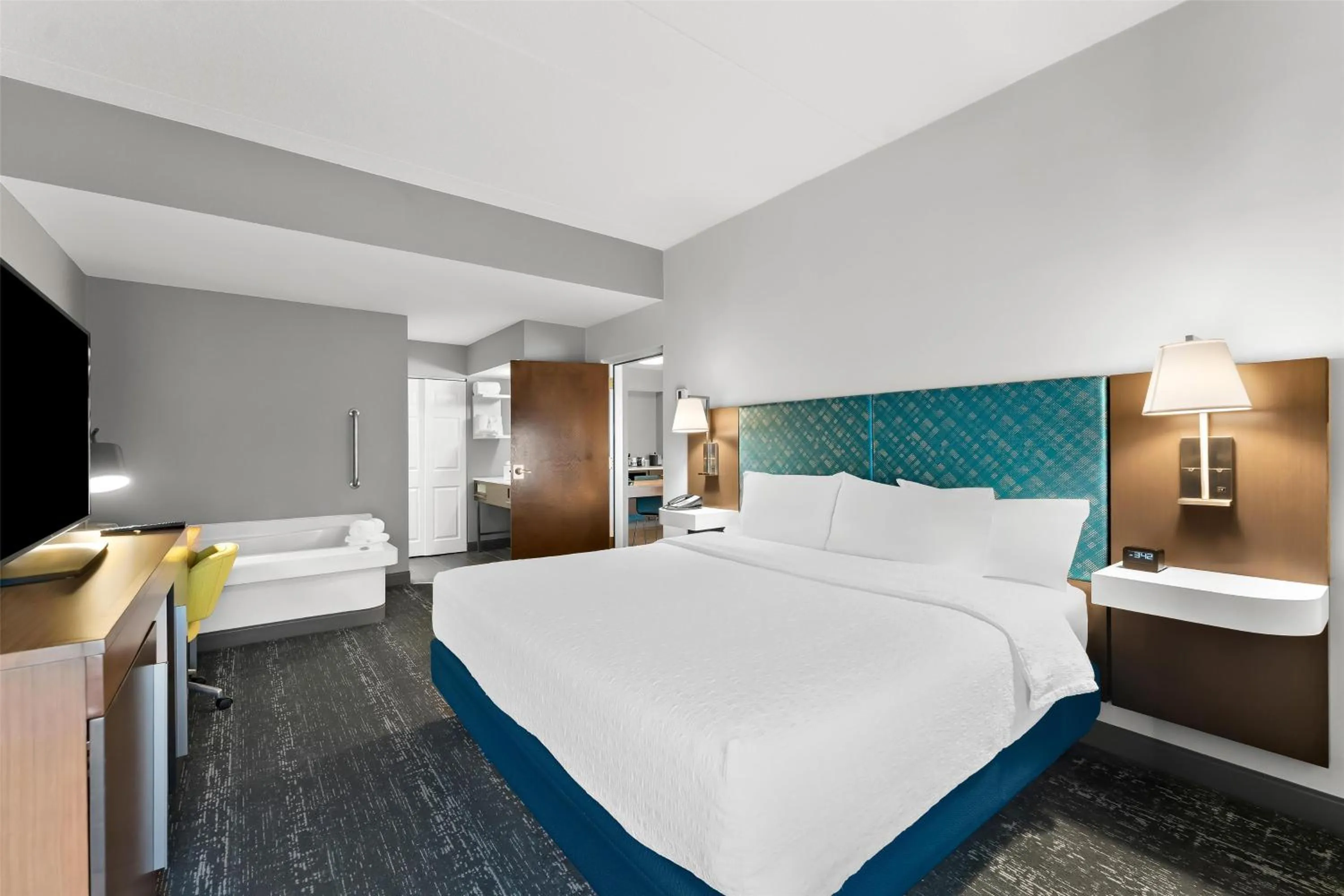 Bed in Hampton Inn & Suites Newtown