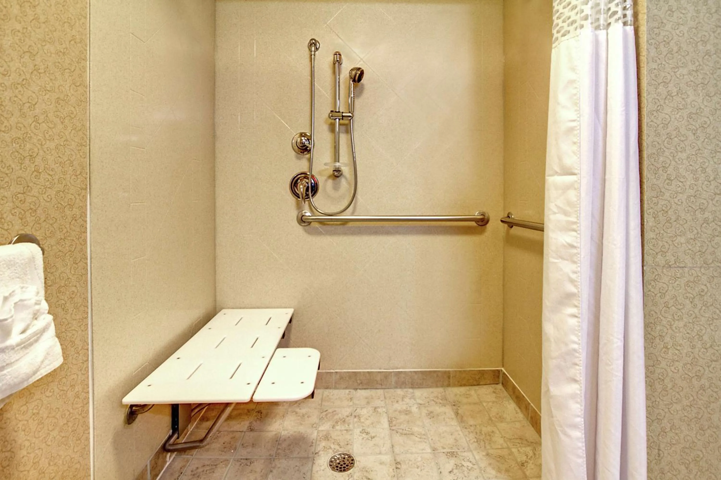 Bathroom in Hampton Inn & Suites Lebanon