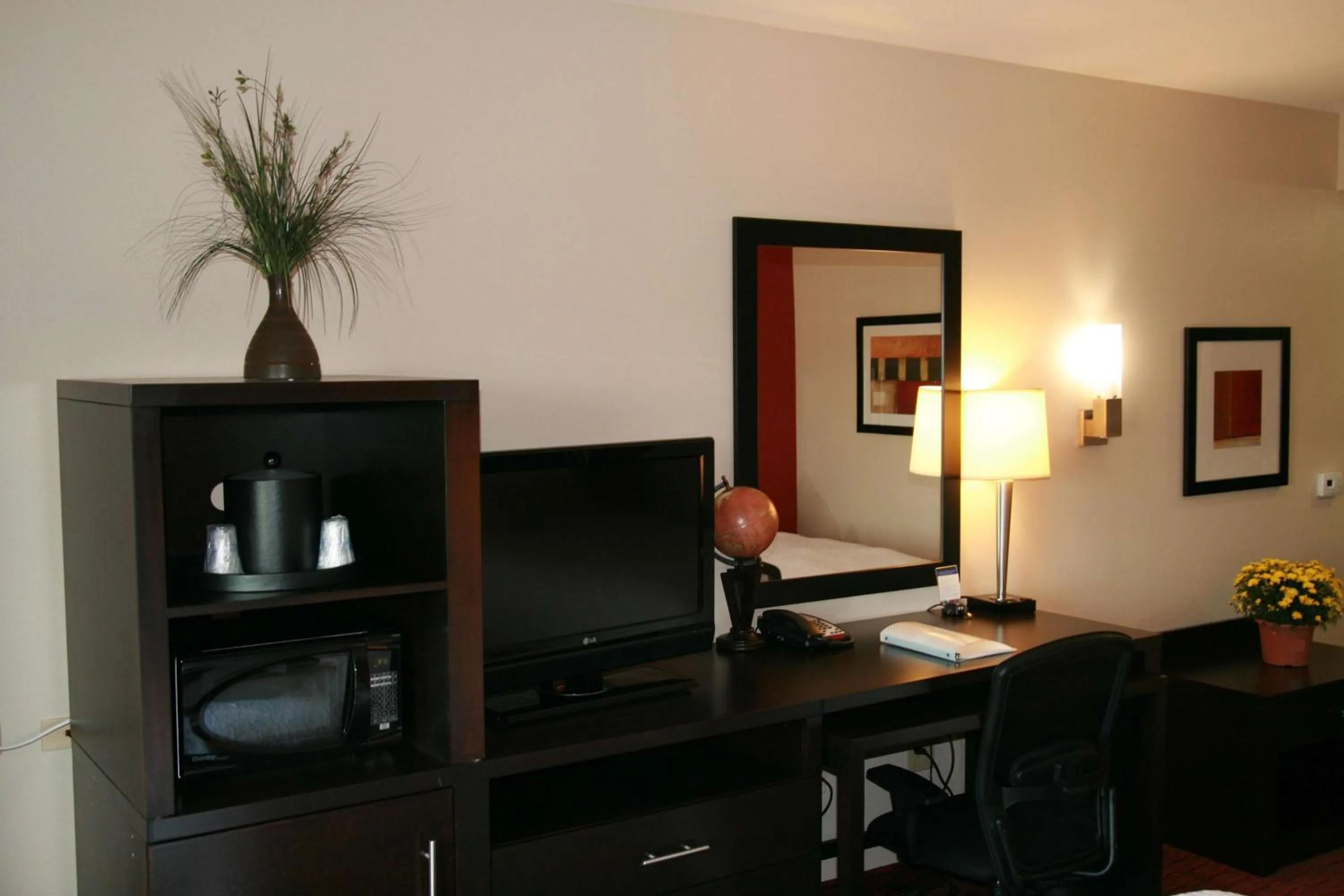 Bed in Hampton Inn & Suites Lebanon