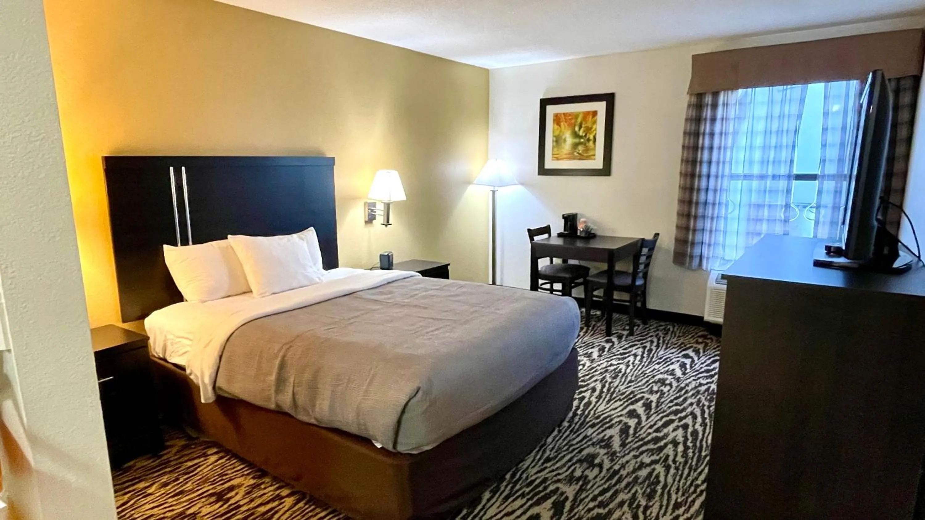 acessibility, Bed in Quality Inn & Suites Clemmons I-40
