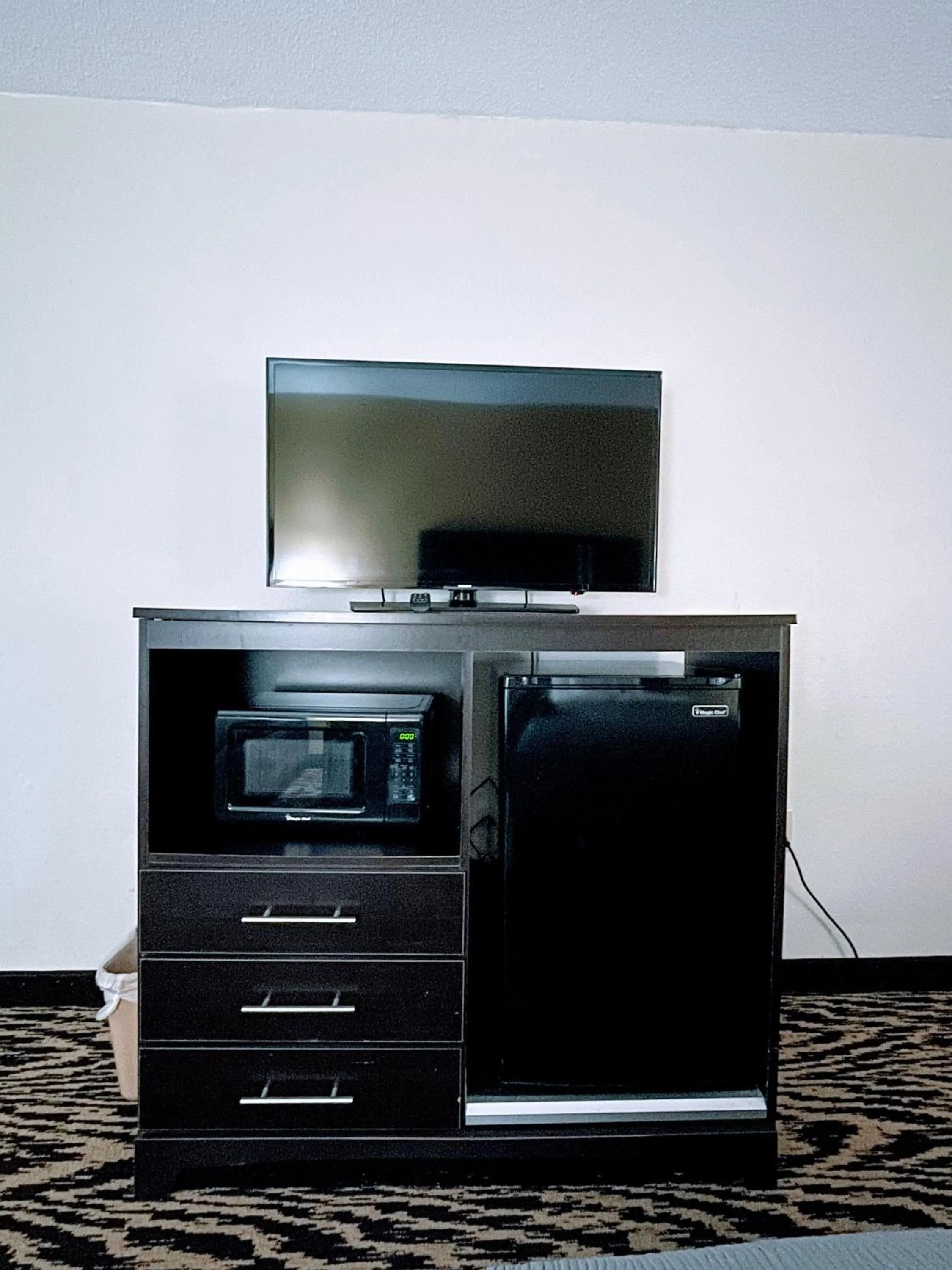 TV and multimedia in Quality Inn & Suites Clemmons I-40