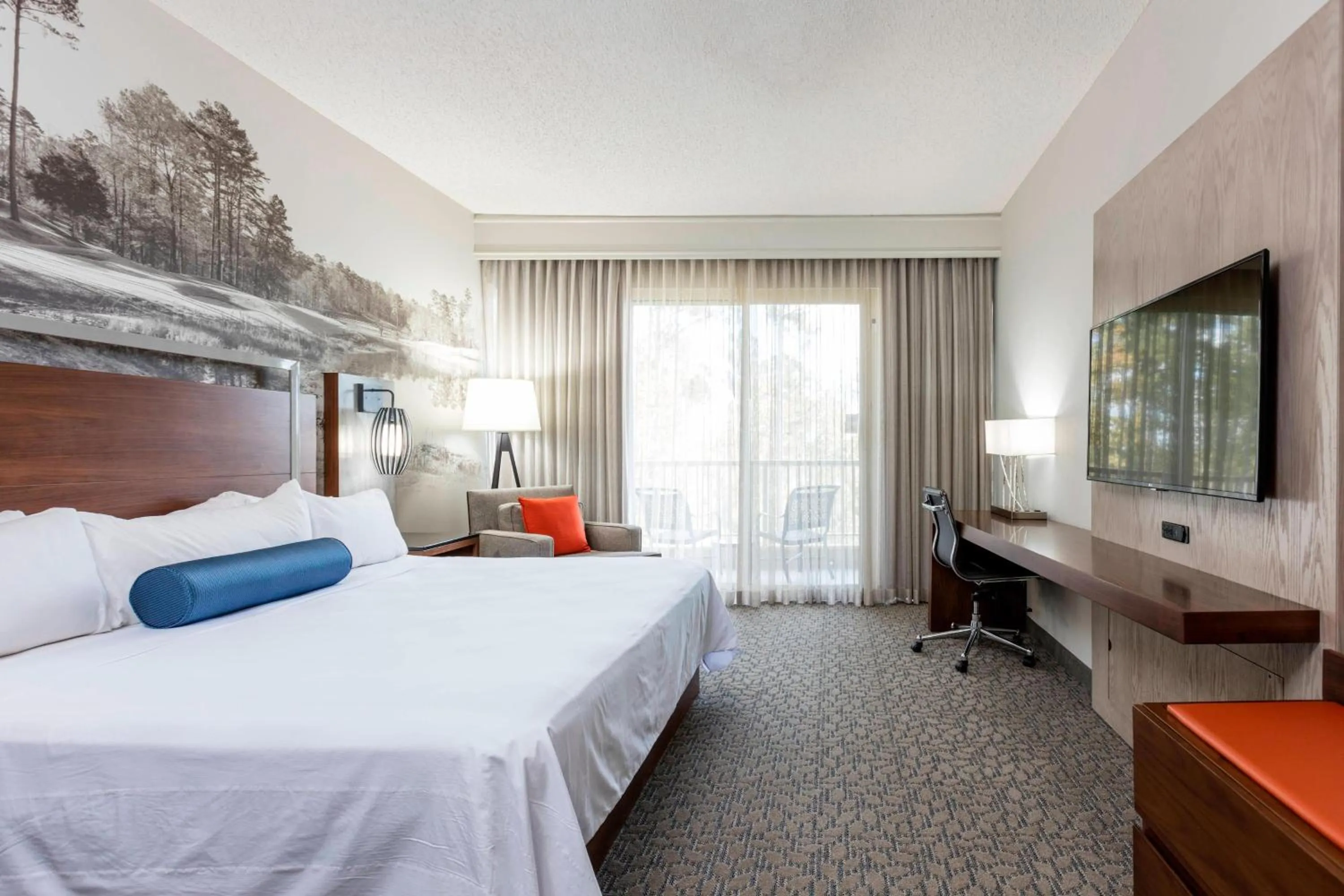 Photo of the whole room, Bed in Auburn Marriott Opelika Resort & Spa at Grand National