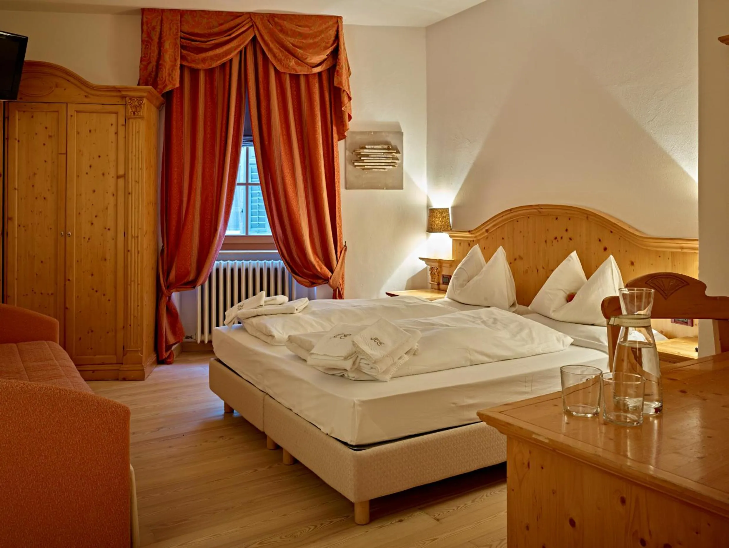 Photo of the whole room, Bed in Romantic Hotel Excelsior