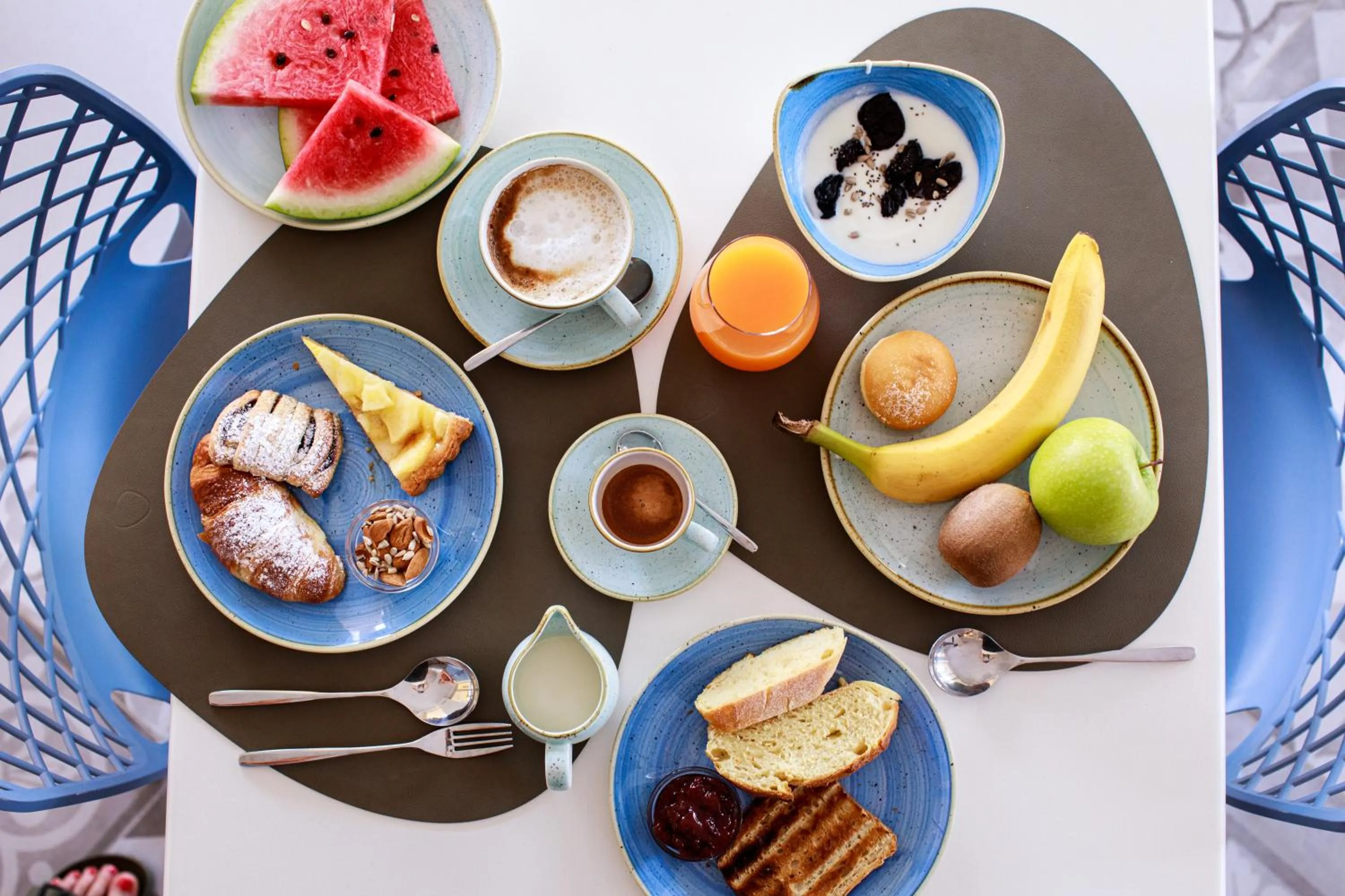 Food and drinks in Luna Minoica Suites and Apartments