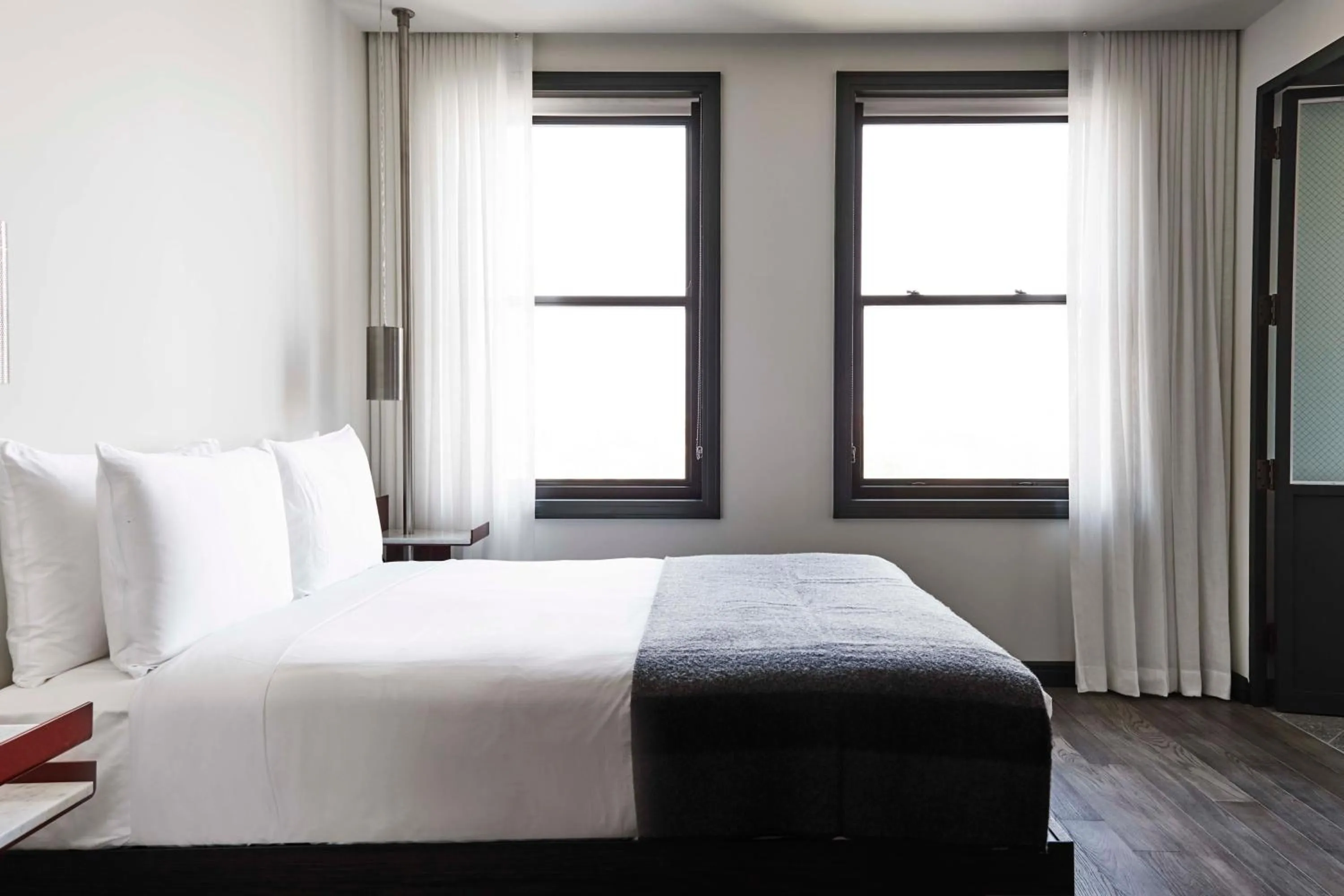 Toilet, Bed in The Robey, Chicago, a Member of Design Hotels