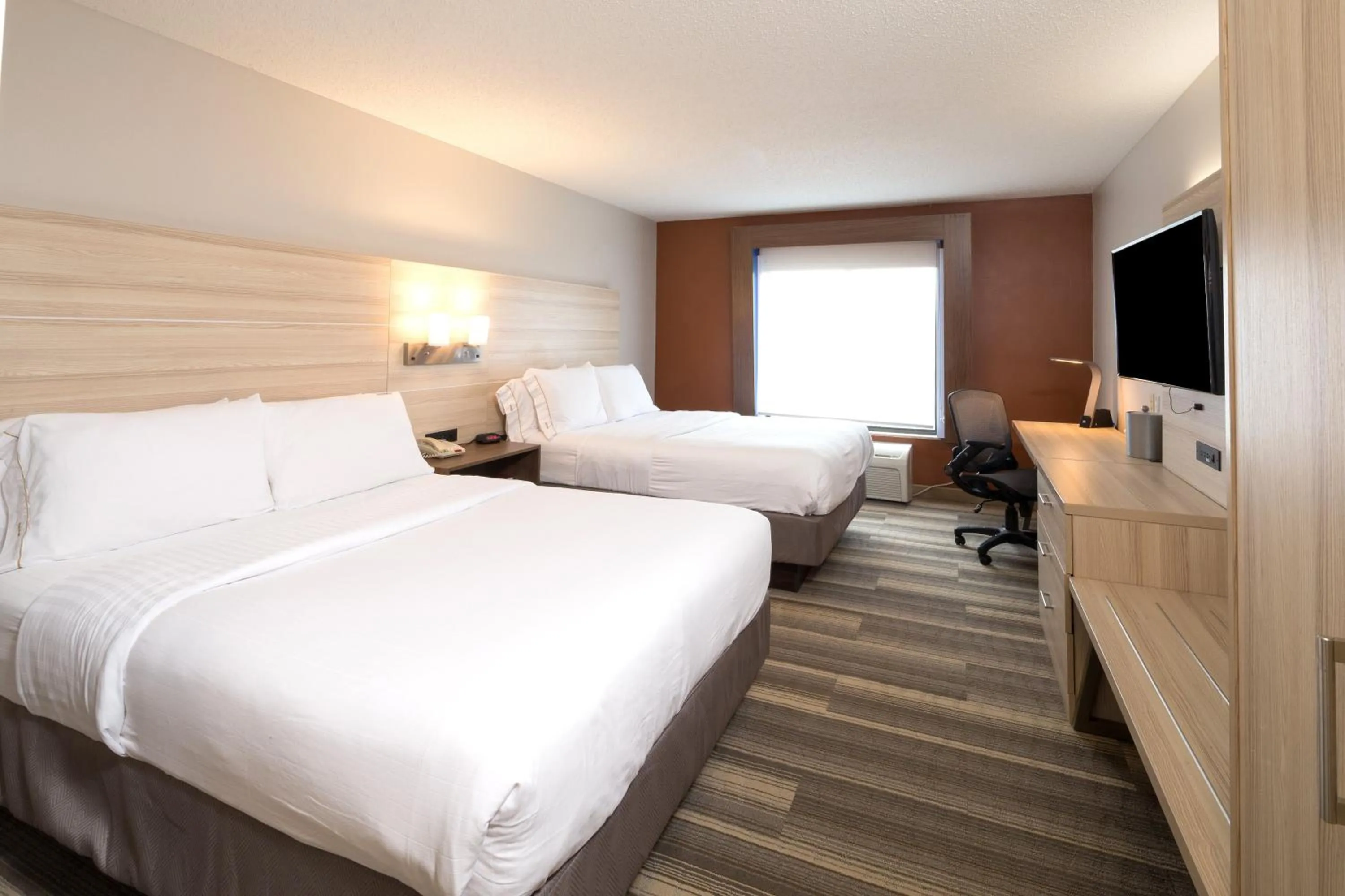 Photo of the whole room, Bed in Holiday Inn Express Hotel & Suites Grand Blanc by IHG