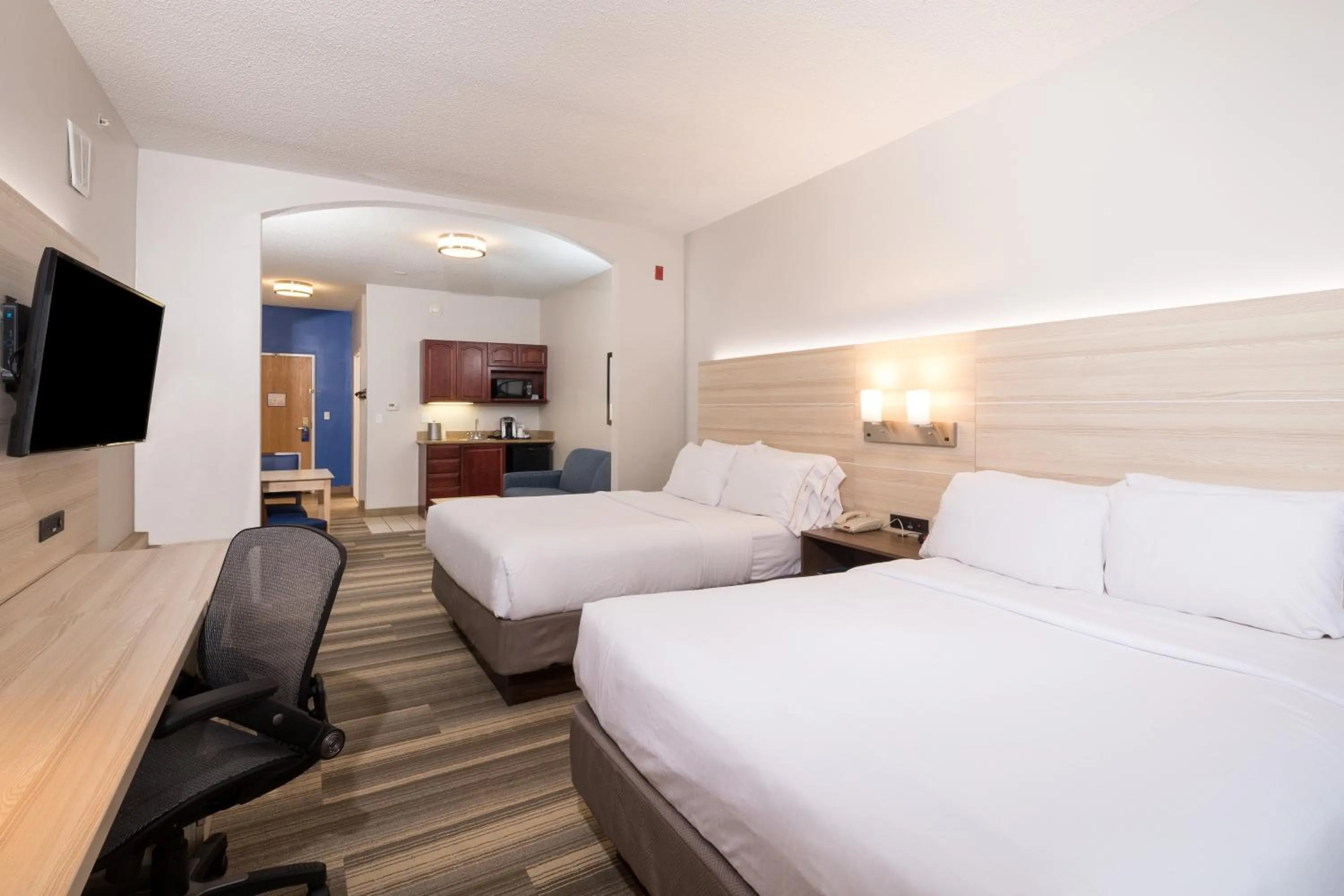 Photo of the whole room, Bed in Holiday Inn Express Hotel & Suites Grand Blanc by IHG