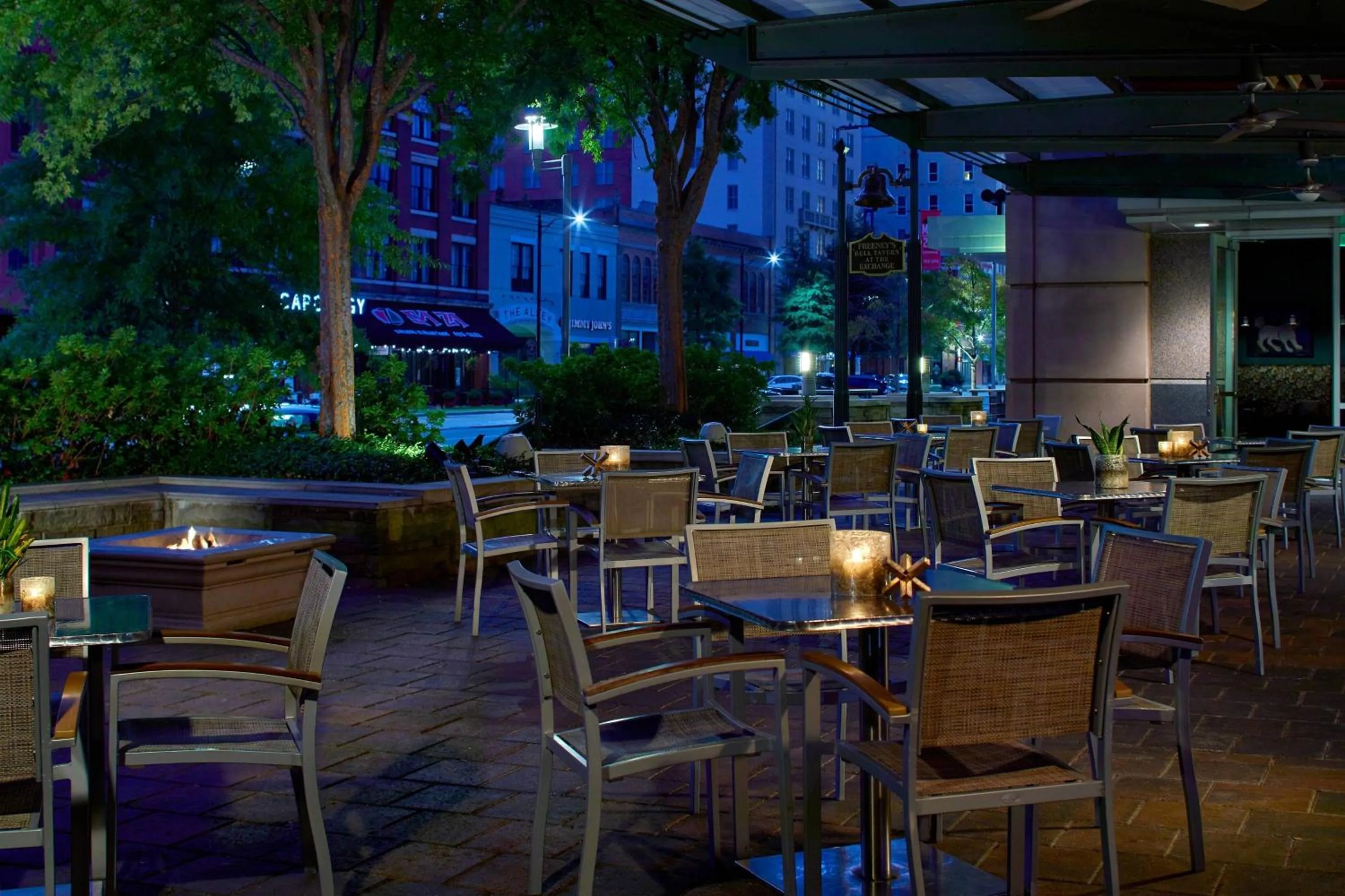 Lounge or bar in Renaissance Montgomery Hotel & Spa at the Convention Center