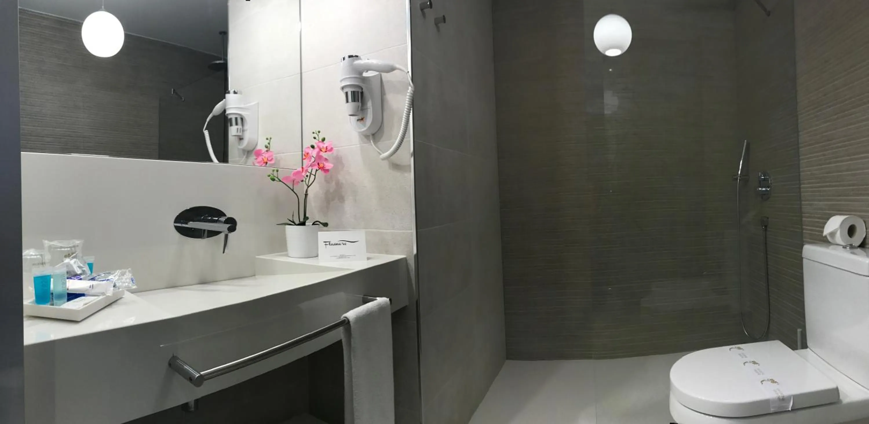 Bathroom in Hotel Flamero