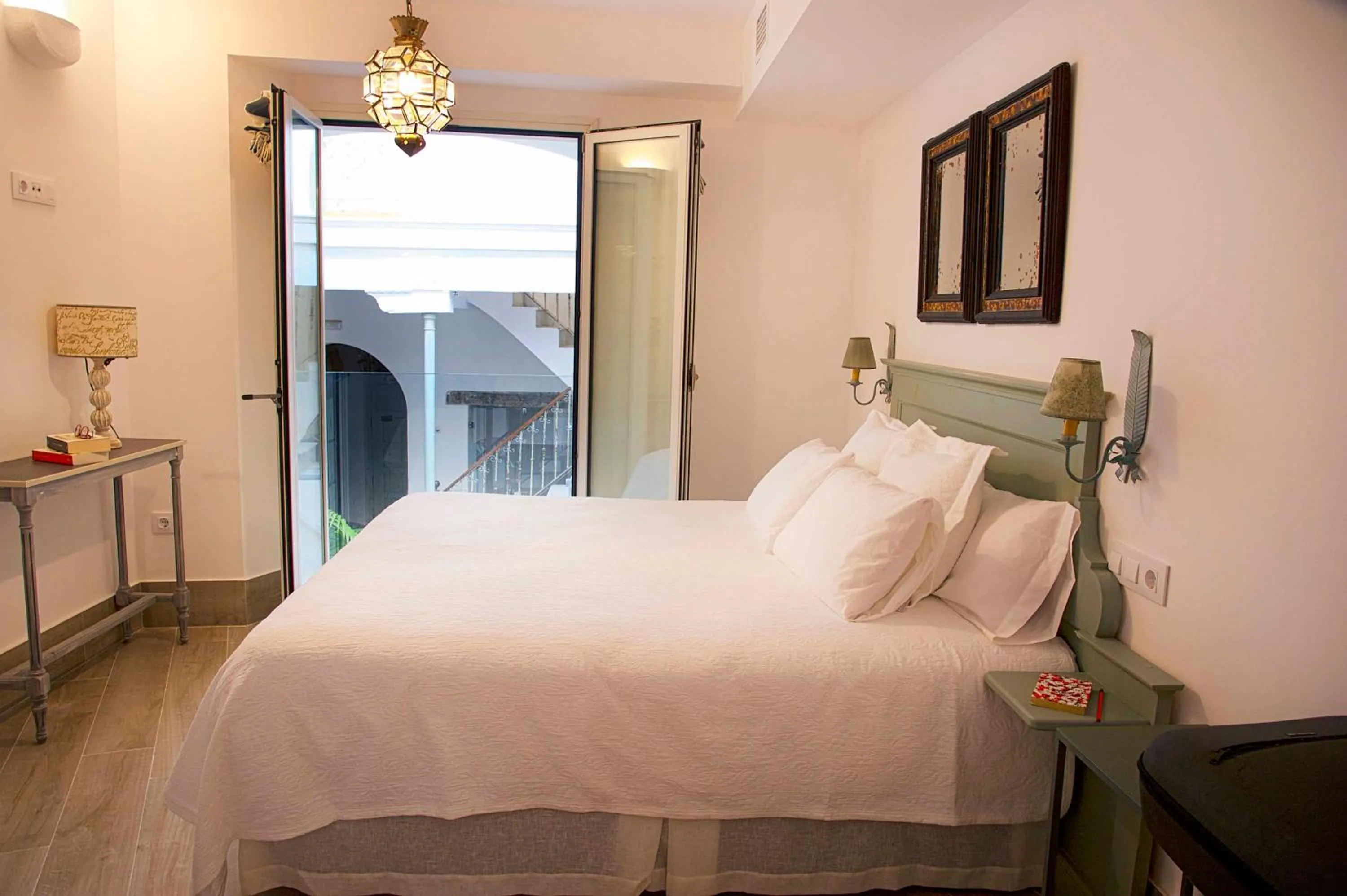 Living room, Bed in Overland Suites Catedral