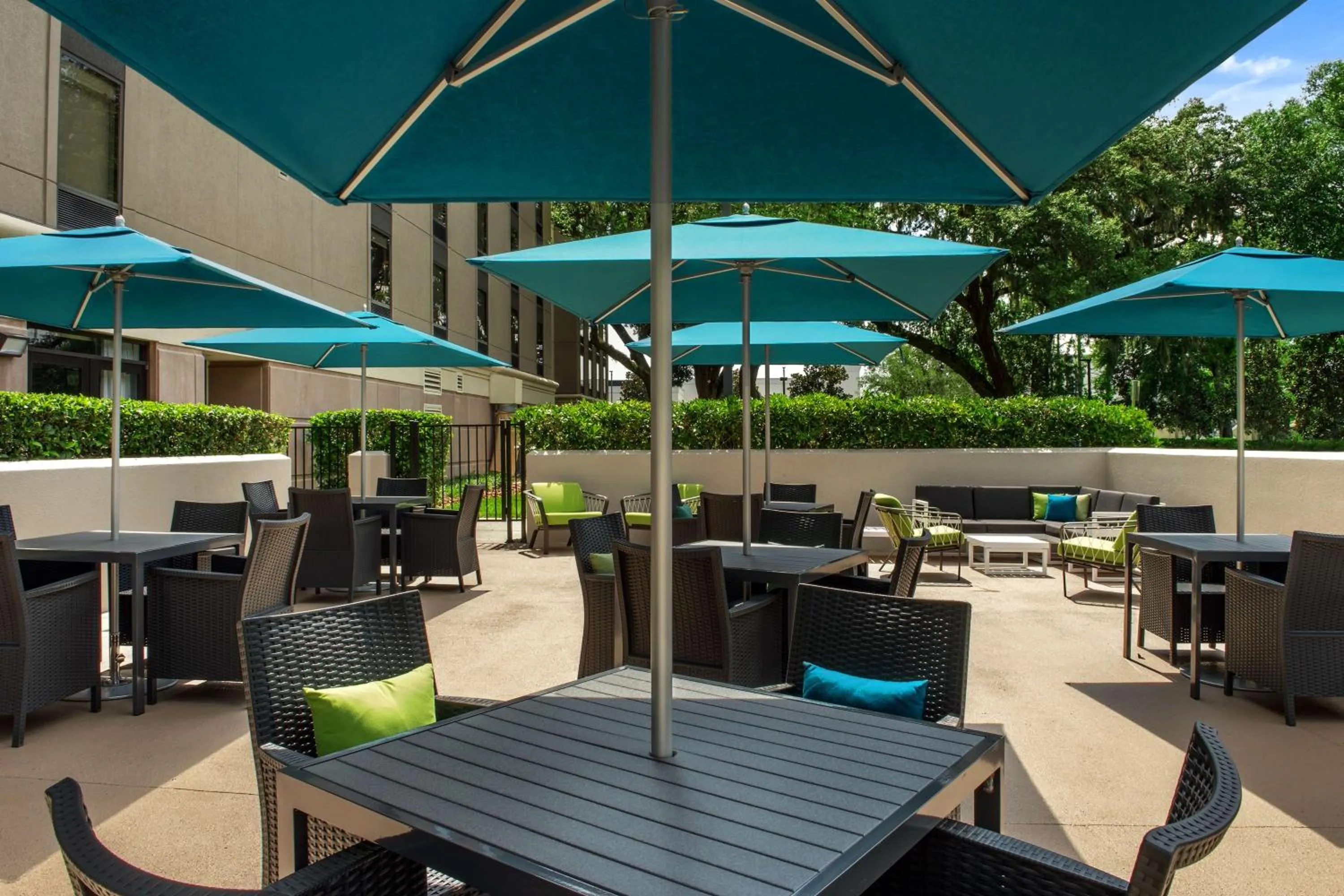 Patio in Hampton Inn & Suites at Lake Mary Colonial Townpark