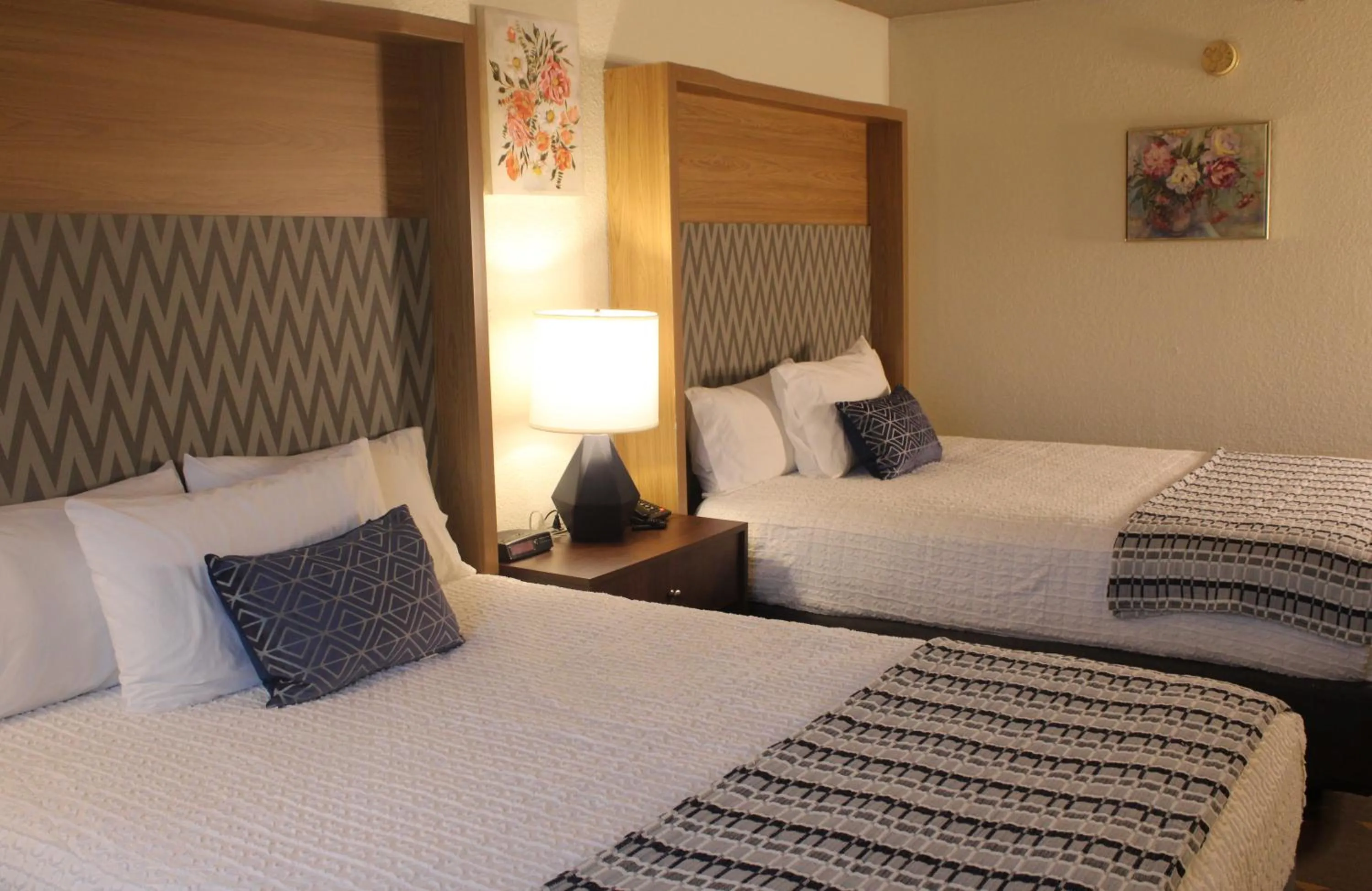 Bed in Wyndham Flint MI Grand Blanc Bishop Airport Conference Ct