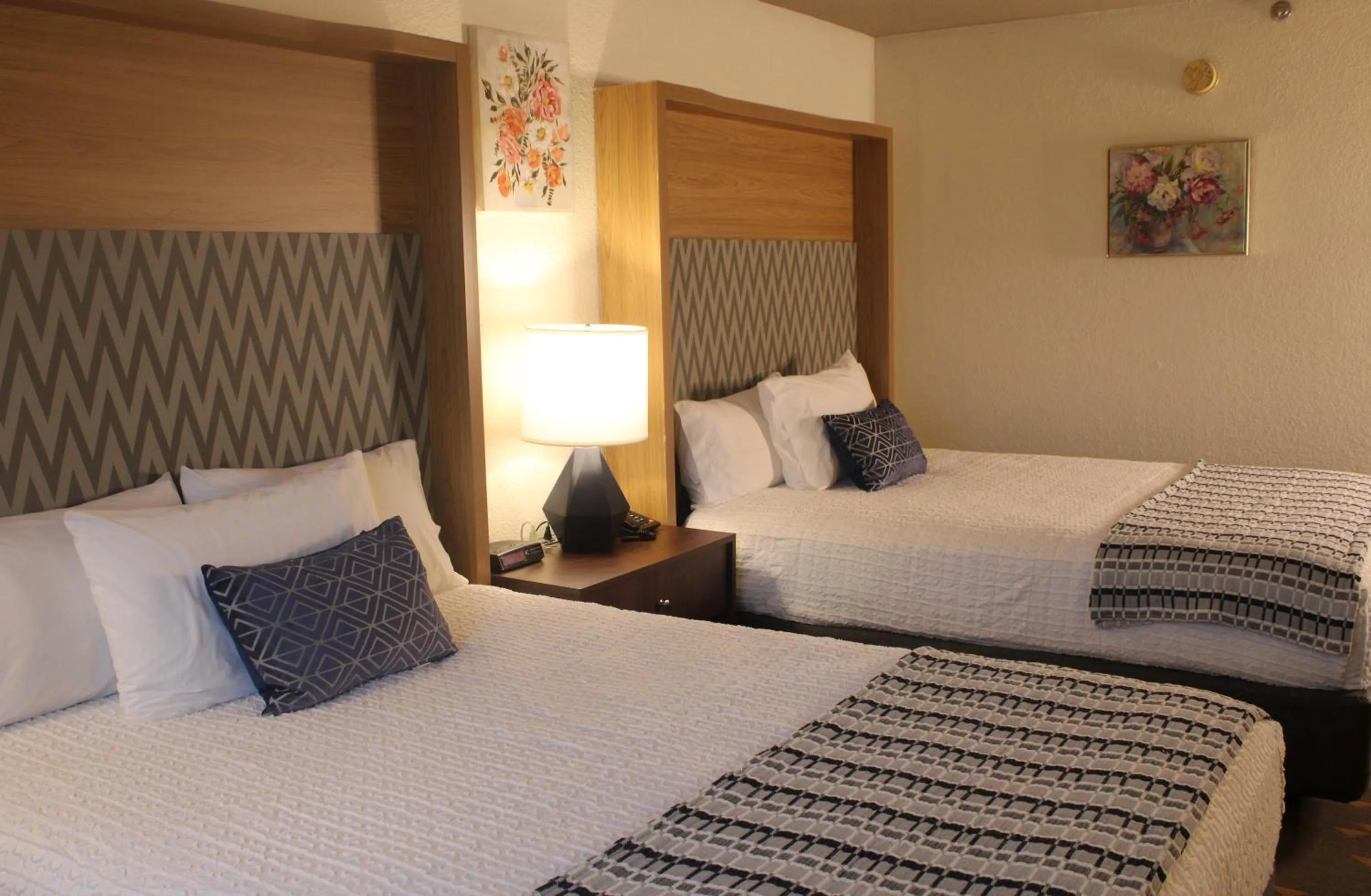 Bed in Wyndham Flint MI Grand Blanc Bishop Airport Conference Ct